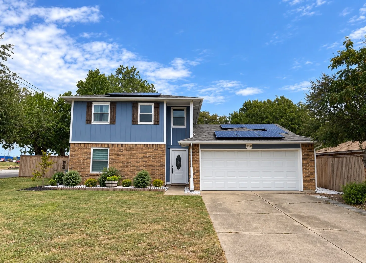 Single Family Residence For Sale in Dallas County , 850 Frances Drive, Grand Prairie, Texas 75052, 3 Bedroom, 3 Bathroom, 2 Garage spaces, 1,924 Sqft, built in 1980, mls#21358146, Real Estate Agent in Grand Prairie, Homes For Sale in Dallas county, Homes For Sale in Grand Prairie, Realtor in Grand Prairie Texas, Real Estate Brokerage Independent Realty Texas, Luminita Cordes Realtor