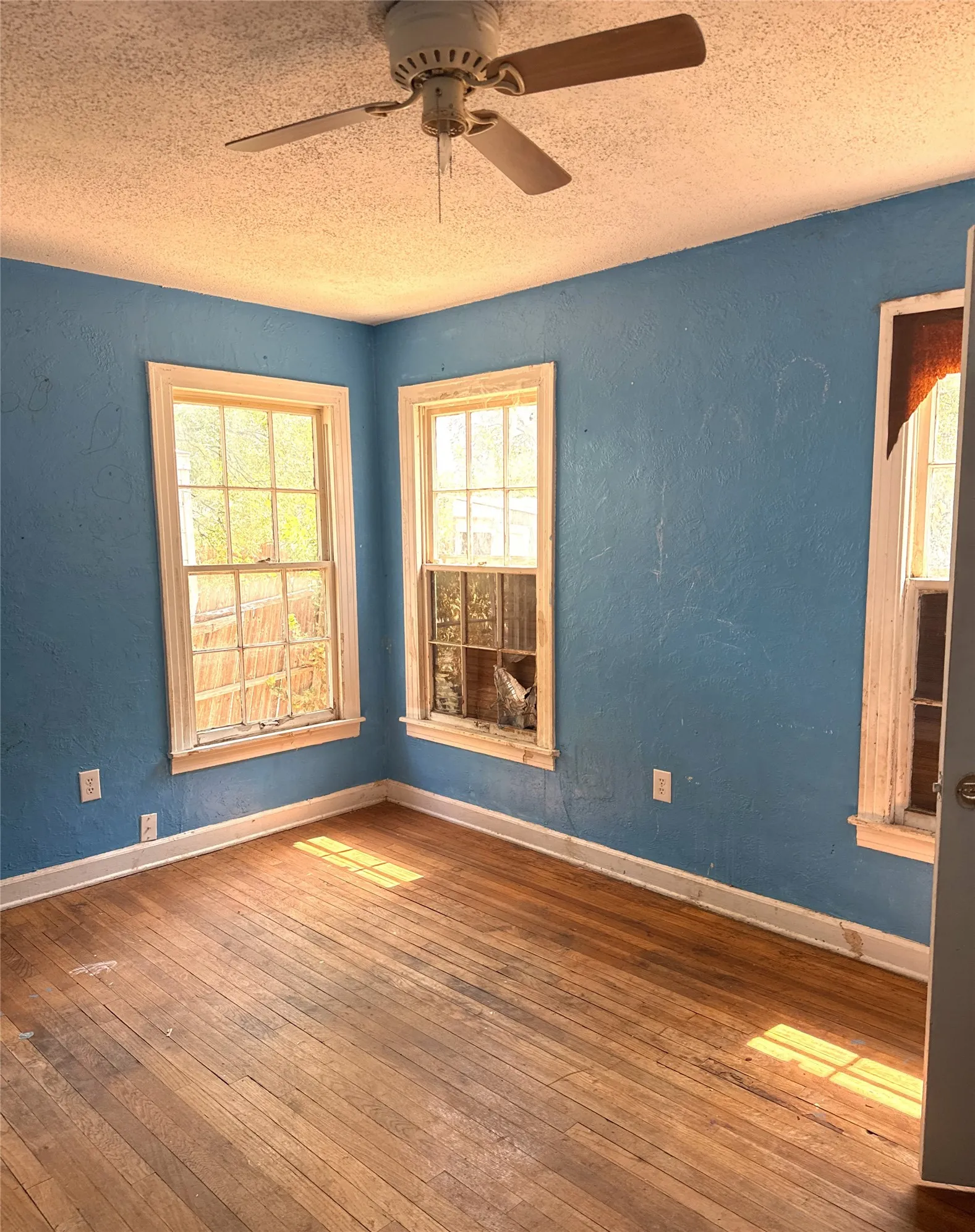 Single Family Residence For Sale in Taylor County , 3149 S 11th Street, Abilene, Texas 79605, 2 Bedroom, 1 Bathroom, 1 Garage spaces, 1,048 Sqft, built in 1950, mls#21346455, Real Estate Agent in Abilene, Homes For Sale in Taylor county, Homes For Sale in Abilene, Realtor in Abilene Texas, Real Estate Brokerage Independent Realty Texas, Luminita Cordes Realtor