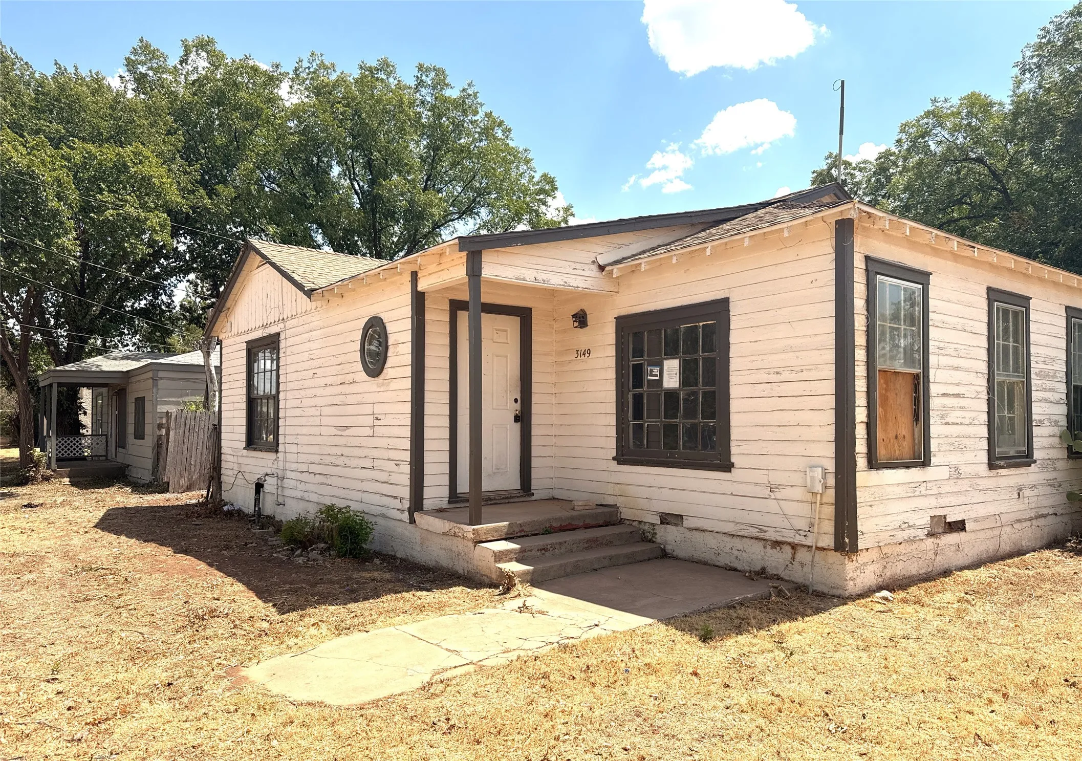 Single Family Residence For Sale in Taylor County , 3149 S 11th Street, Abilene, Texas 79605, 2 Bedroom, 1 Bathroom, 1 Garage spaces, 1,048 Sqft, built in 1950, mls#21346455, Real Estate Agent in Abilene, Homes For Sale in Taylor county, Homes For Sale in Abilene, Realtor in Abilene Texas, Real Estate Brokerage Independent Realty Texas, Luminita Cordes Realtor
