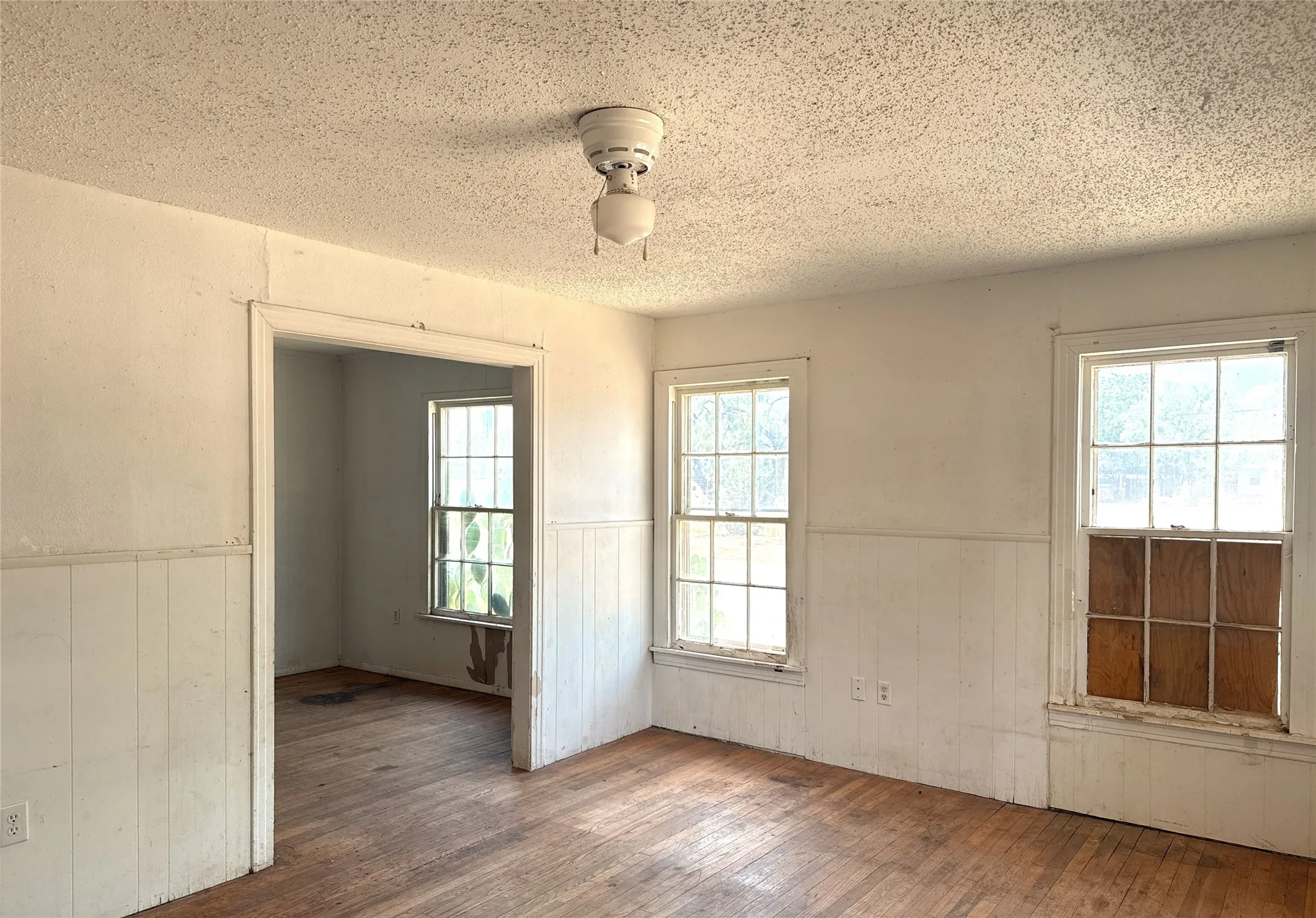 Single Family Residence For Sale in Taylor County , 3149 S 11th Street, Abilene, Texas 79605, 2 Bedroom, 1 Bathroom, 1 Garage spaces, 1,048 Sqft, built in 1950, mls#21346455, Real Estate Agent in Abilene, Homes For Sale in Taylor county, Homes For Sale in Abilene, Realtor in Abilene Texas, Real Estate Brokerage Independent Realty Texas, Luminita Cordes Realtor