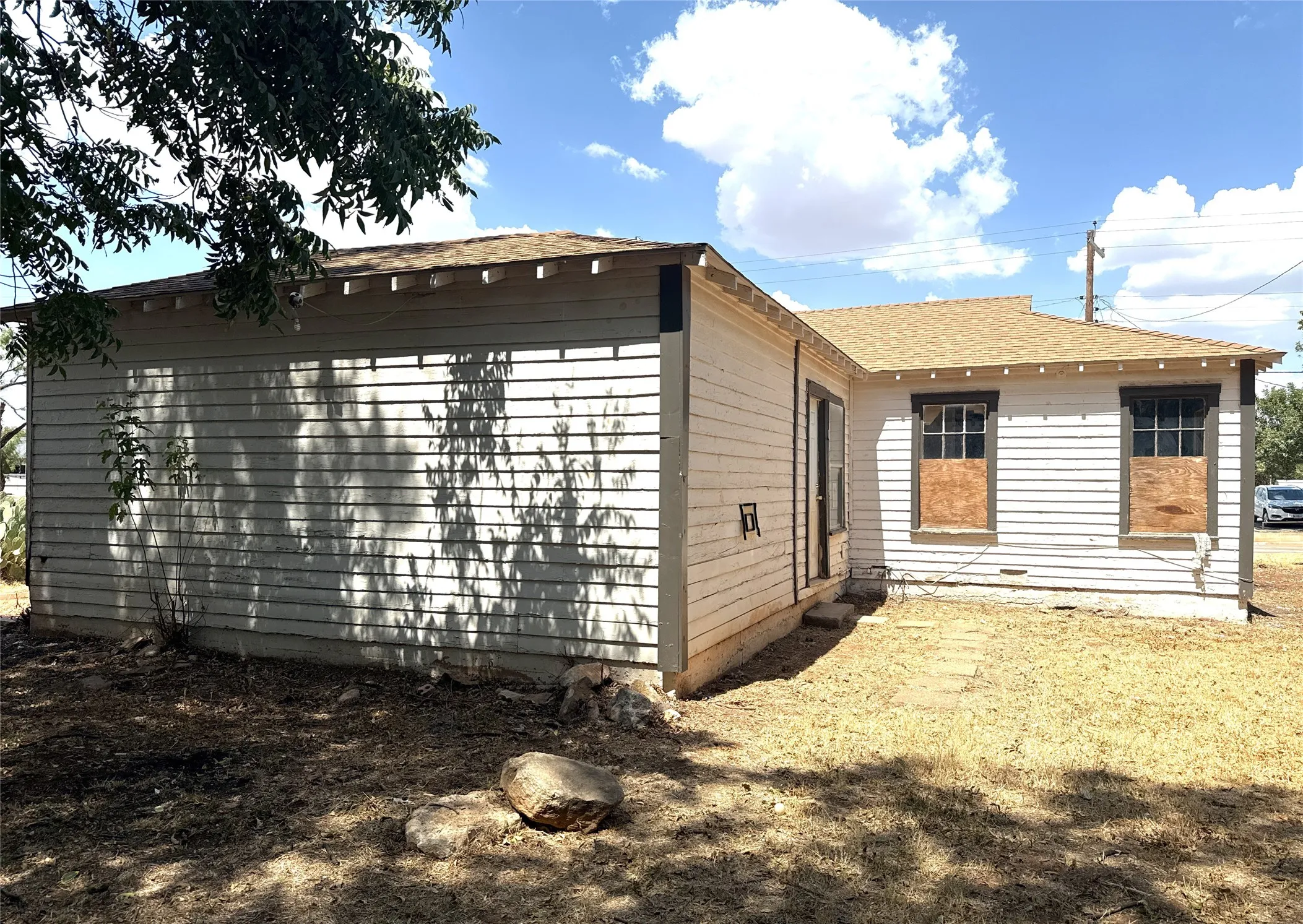 Single Family Residence For Sale in Taylor County , 3149 S 11th Street, Abilene, Texas 79605, 2 Bedroom, 1 Bathroom, 1 Garage spaces, 1,048 Sqft, built in 1950, mls#21346455, Real Estate Agent in Abilene, Homes For Sale in Taylor county, Homes For Sale in Abilene, Realtor in Abilene Texas, Real Estate Brokerage Independent Realty Texas, Luminita Cordes Realtor