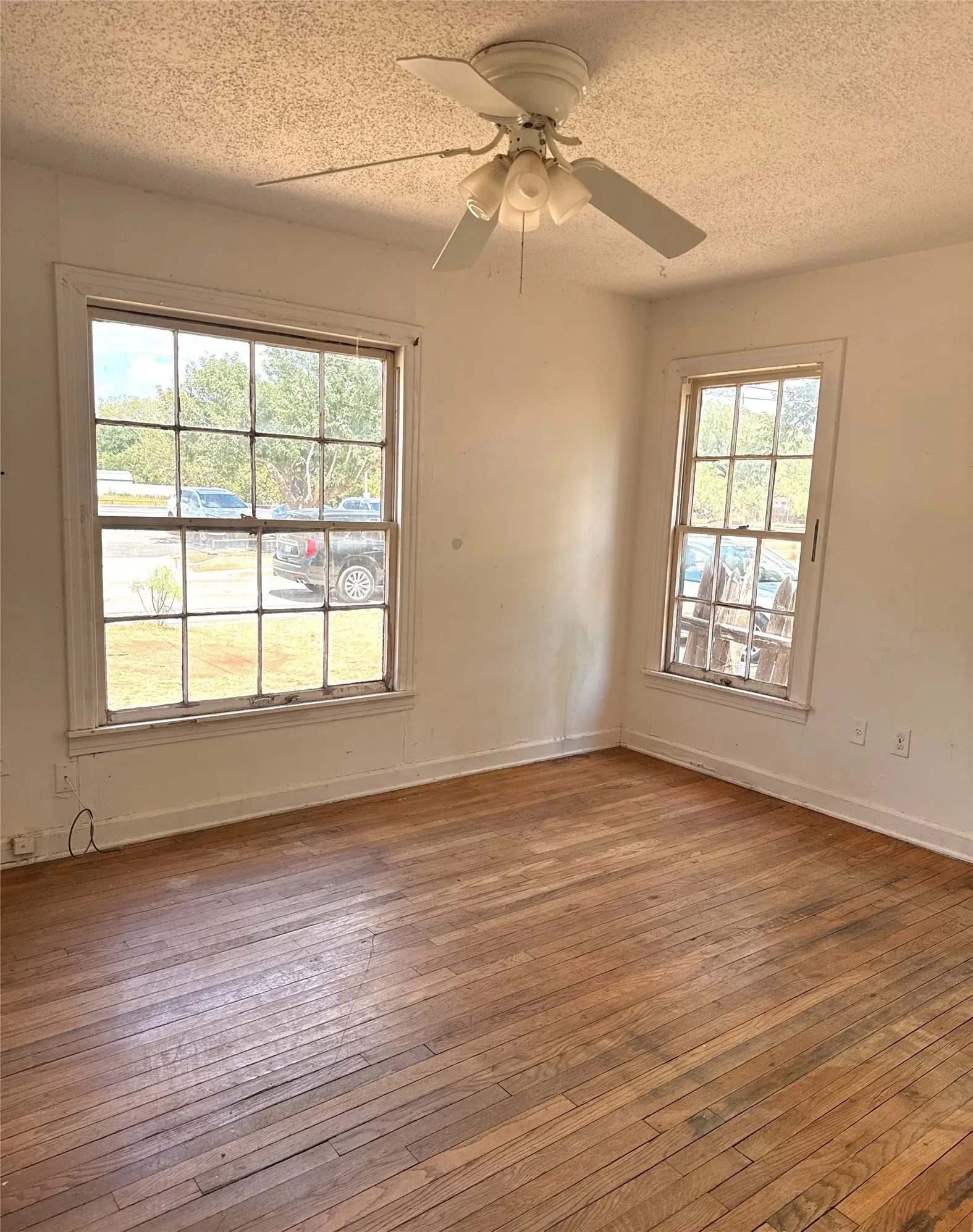 Single Family Residence For Sale in Taylor County , 3149 S 11th Street, Abilene, Texas 79605, 2 Bedroom, 1 Bathroom, 1 Garage spaces, 1,048 Sqft, built in 1950, mls#21346455, Real Estate Agent in Abilene, Homes For Sale in Taylor county, Homes For Sale in Abilene, Realtor in Abilene Texas, Real Estate Brokerage Independent Realty Texas, Luminita Cordes Realtor