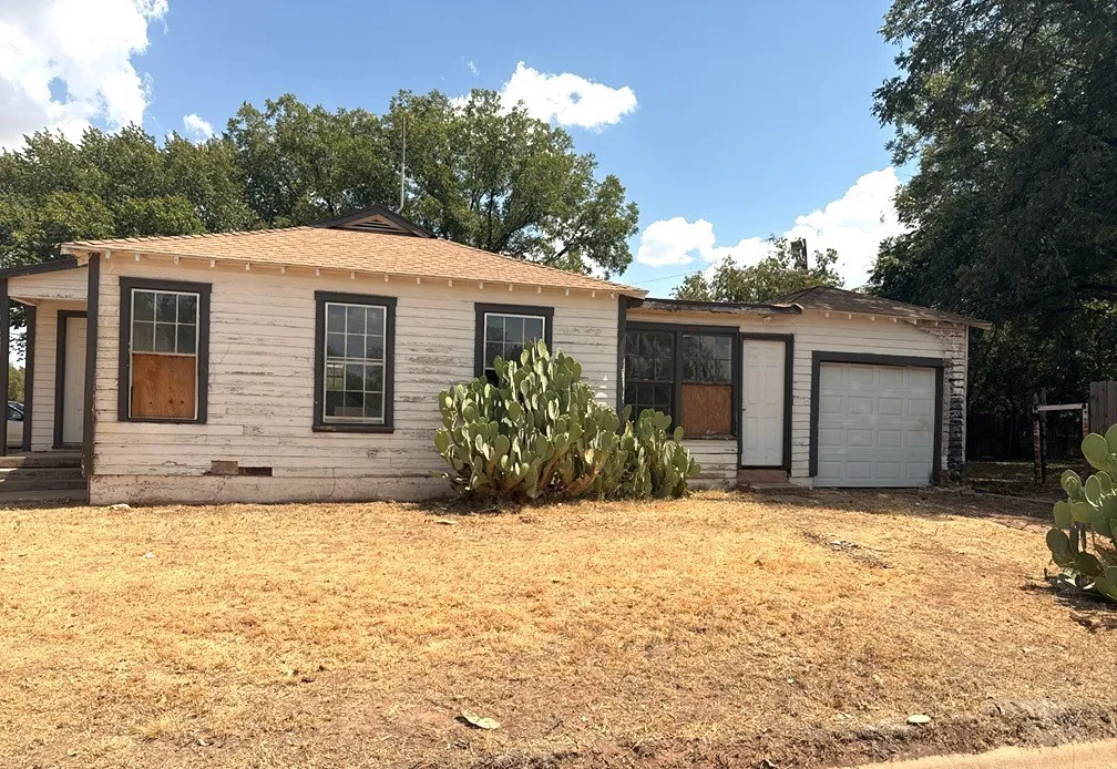 Single Family Residence For Sale in Taylor County , 3149 S 11th Street, Abilene, Texas 79605, 2 Bedroom, 1 Bathroom, 1 Garage spaces, 1,048 Sqft, built in 1950, mls#21346455, Real Estate Agent in Abilene, Homes For Sale in Taylor county, Homes For Sale in Abilene, Realtor in Abilene Texas, Real Estate Brokerage Independent Realty Texas, Luminita Cordes Realtor