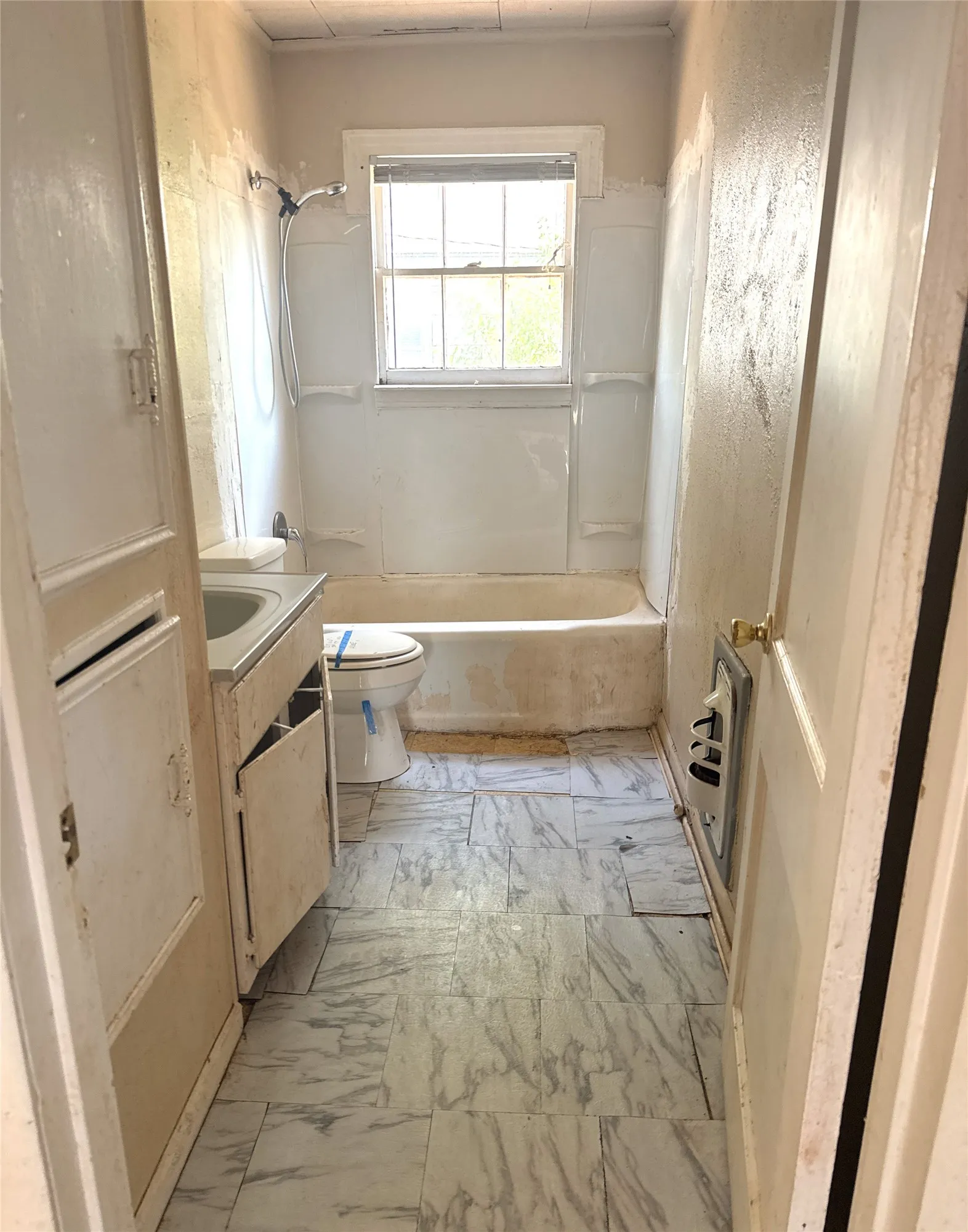 Single Family Residence For Sale in Taylor County , 3149 S 11th Street, Abilene, Texas 79605, 2 Bedroom, 1 Bathroom, 1 Garage spaces, 1,048 Sqft, built in 1950, mls#21346455, Real Estate Agent in Abilene, Homes For Sale in Taylor county, Homes For Sale in Abilene, Realtor in Abilene Texas, Real Estate Brokerage Independent Realty Texas, Luminita Cordes Realtor