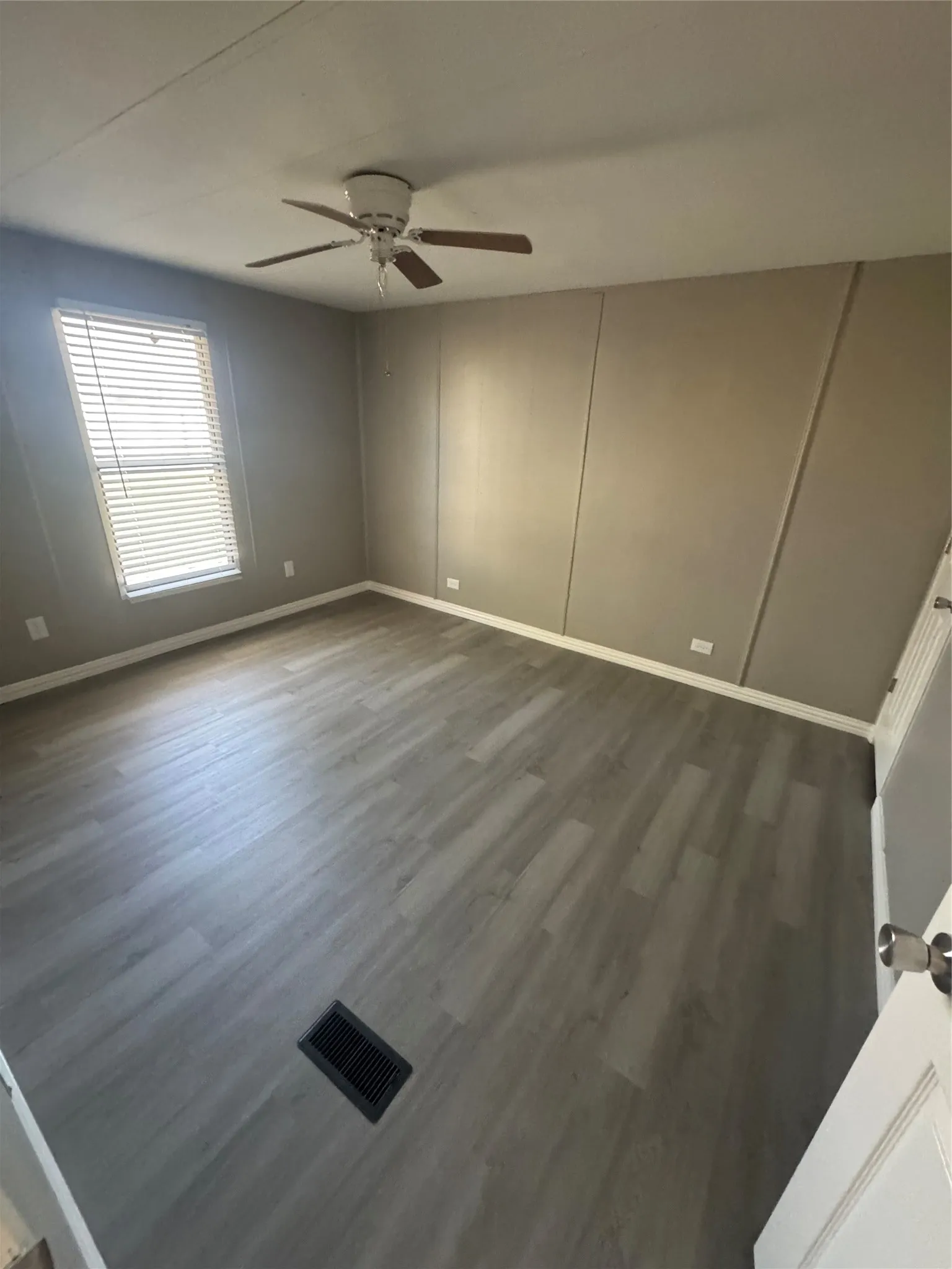 Mobile Home For Sale in Johnson County , 7201 Pica Drive, Alvarado, Texas 76009, 3 Bedroom, 2 Bathroom, Garage spaces, 1,680 Sqft, built in 1982, mls#21379557, Real Estate Agent in Alvarado, Homes For Sale in Johnson county, Homes For Sale in Alvarado, Realtor in Alvarado Texas, Real Estate Brokerage Independent Realty Texas, Luminita Cordes Realtor