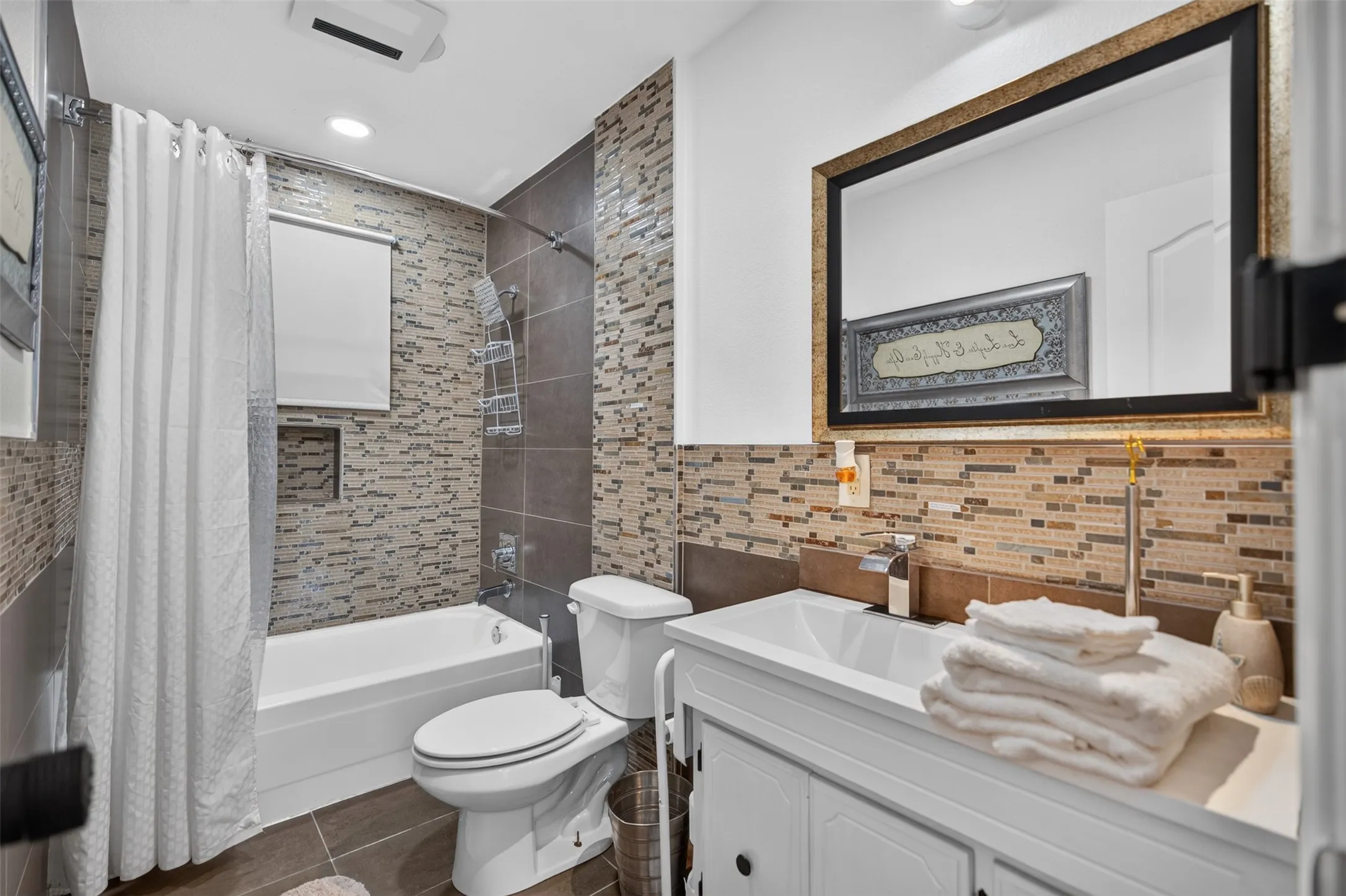 Single Family Residence For Sale in Dallas County , 2122 Berwick Avenue, Dallas, Texas 75203, 4 Bedroom, 3 Bathroom, Garage spaces, 1,772 Sqft, built in 1945, mls#21379562, Real Estate Agent in Dallas, Homes For Sale in Dallas county, Homes For Sale in Dallas, Realtor in Dallas Texas, Real Estate Brokerage Independent Realty Texas, Luminita Cordes Realtor