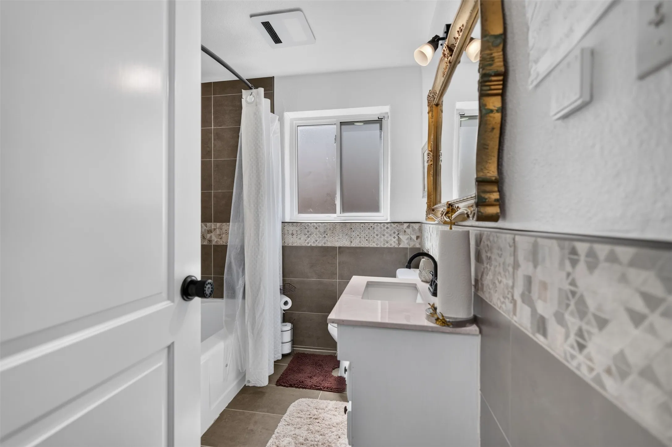 Single Family Residence For Sale in Dallas County , 2122 Berwick Avenue, Dallas, Texas 75203, 4 Bedroom, 3 Bathroom, Garage spaces, 1,772 Sqft, built in 1945, mls#21379562, Real Estate Agent in Dallas, Homes For Sale in Dallas county, Homes For Sale in Dallas, Realtor in Dallas Texas, Real Estate Brokerage Independent Realty Texas, Luminita Cordes Realtor