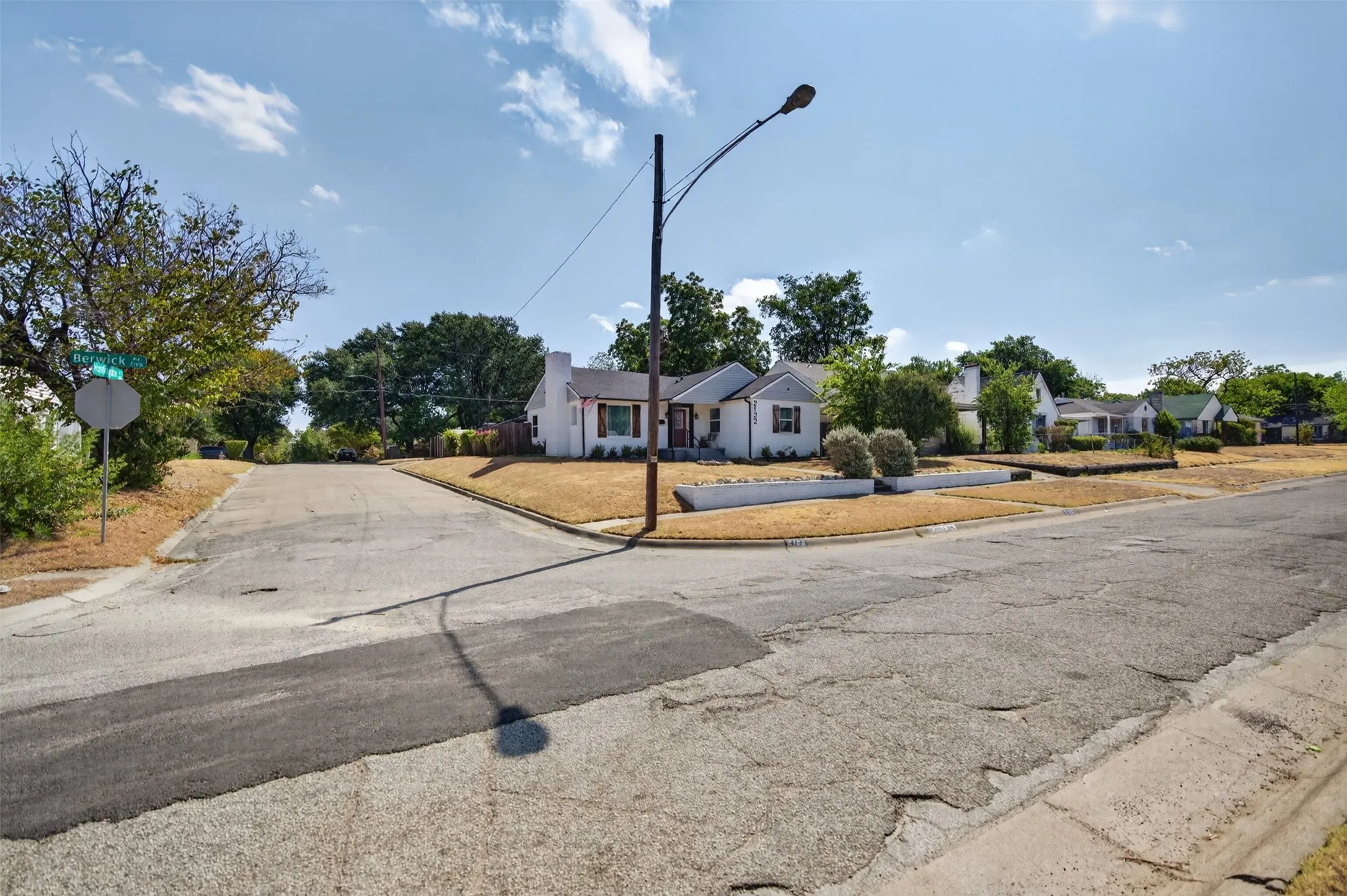 Single Family Residence For Sale in Dallas County , 2122 Berwick Avenue, Dallas, Texas 75203, 4 Bedroom, 3 Bathroom, Garage spaces, 1,772 Sqft, built in 1945, mls#21379562, Real Estate Agent in Dallas, Homes For Sale in Dallas county, Homes For Sale in Dallas, Realtor in Dallas Texas, Real Estate Brokerage Independent Realty Texas, Luminita Cordes Realtor