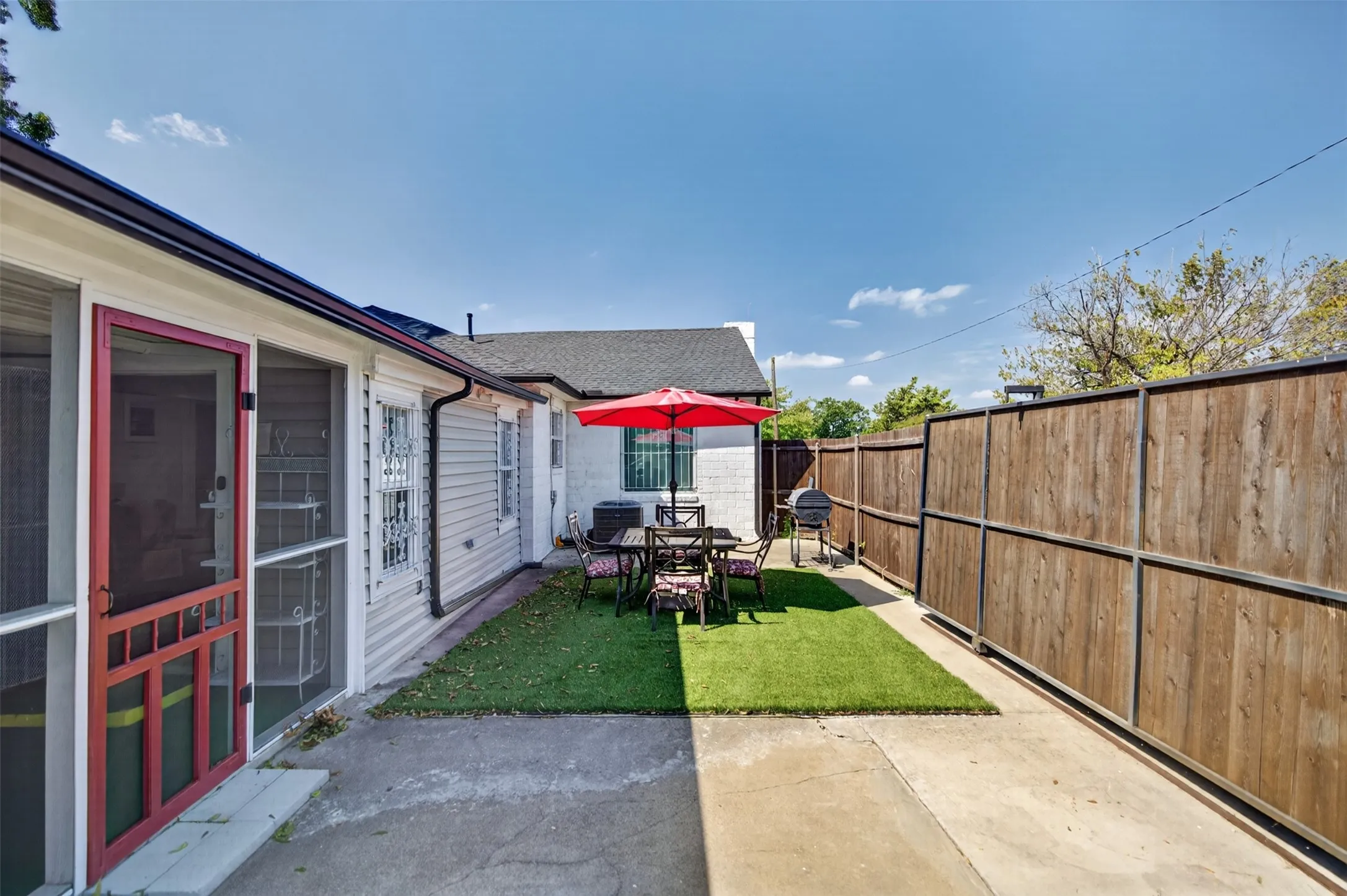 Single Family Residence For Sale in Dallas County , 2122 Berwick Avenue, Dallas, Texas 75203, 4 Bedroom, 3 Bathroom, Garage spaces, 1,772 Sqft, built in 1945, mls#21379562, Real Estate Agent in Dallas, Homes For Sale in Dallas county, Homes For Sale in Dallas, Realtor in Dallas Texas, Real Estate Brokerage Independent Realty Texas, Luminita Cordes Realtor