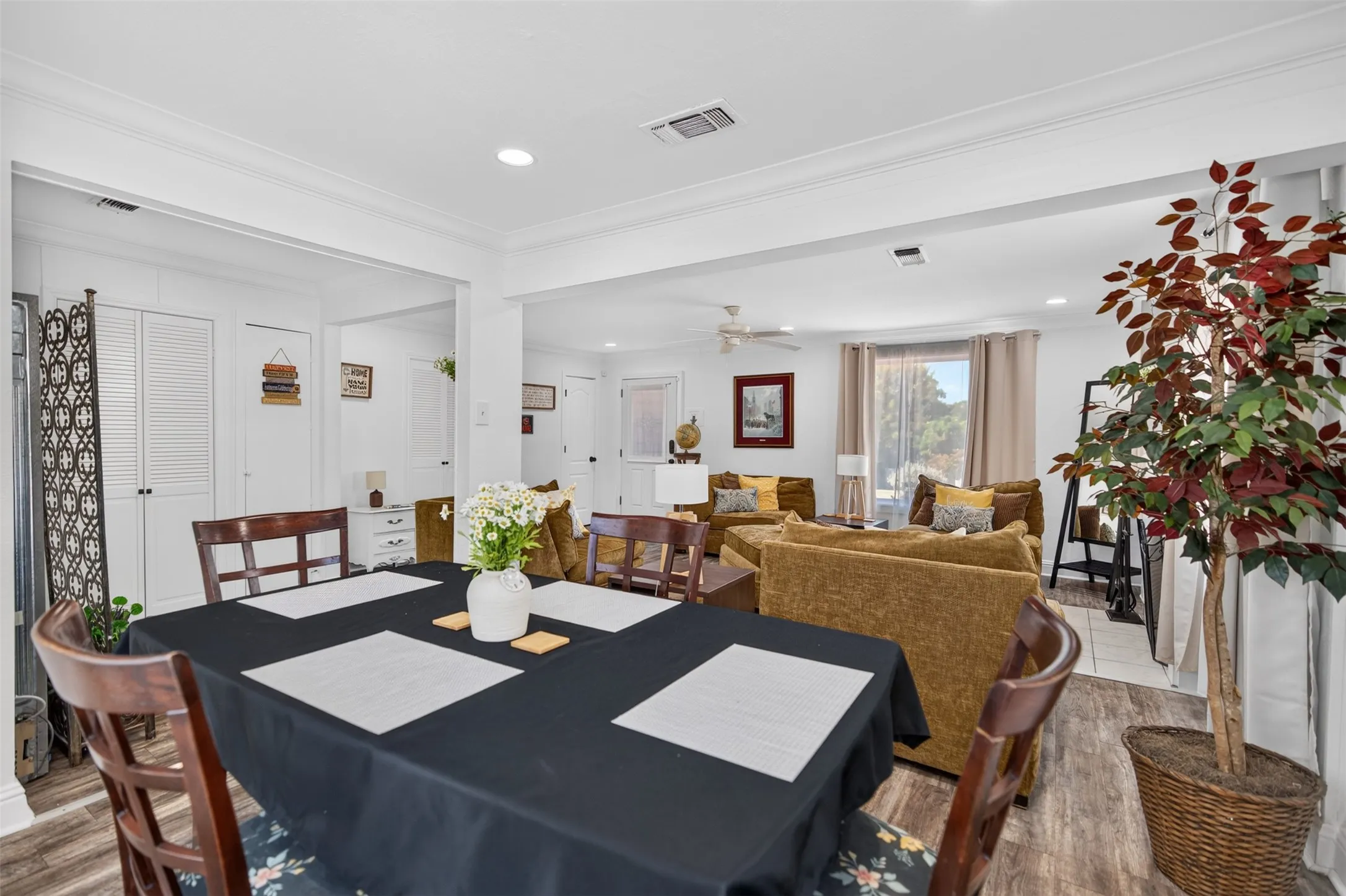 Single Family Residence For Sale in Dallas County , 2122 Berwick Avenue, Dallas, Texas 75203, 4 Bedroom, 3 Bathroom, Garage spaces, 1,772 Sqft, built in 1945, mls#21379562, Real Estate Agent in Dallas, Homes For Sale in Dallas county, Homes For Sale in Dallas, Realtor in Dallas Texas, Real Estate Brokerage Independent Realty Texas, Luminita Cordes Realtor