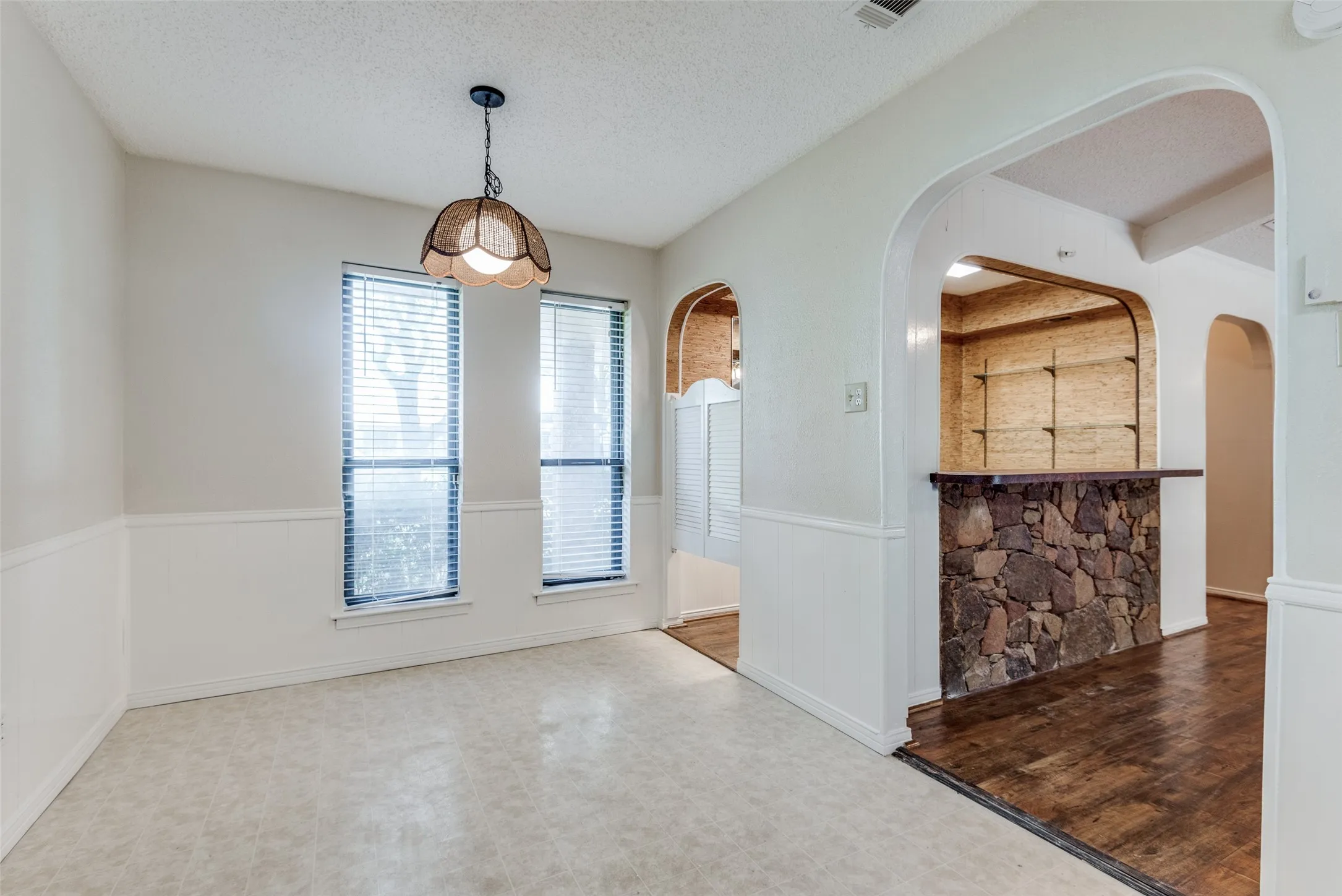Single Family Residence For Rent in Dallas County , 435 Cambridge Drive, De Soto, Texas 75115, 3 Bedroom, 2 Bathroom, 2 Garage spaces, 1,653 Sqft, built in 1977, mls#21374565, Real Estate Agent in De Soto, Homes For Rent in Dallas county, Homes For Rent in De Soto, Realtor in De Soto Texas, Real Estate Brokerage Independent Realty Texas, Luminita Cordes Realtor