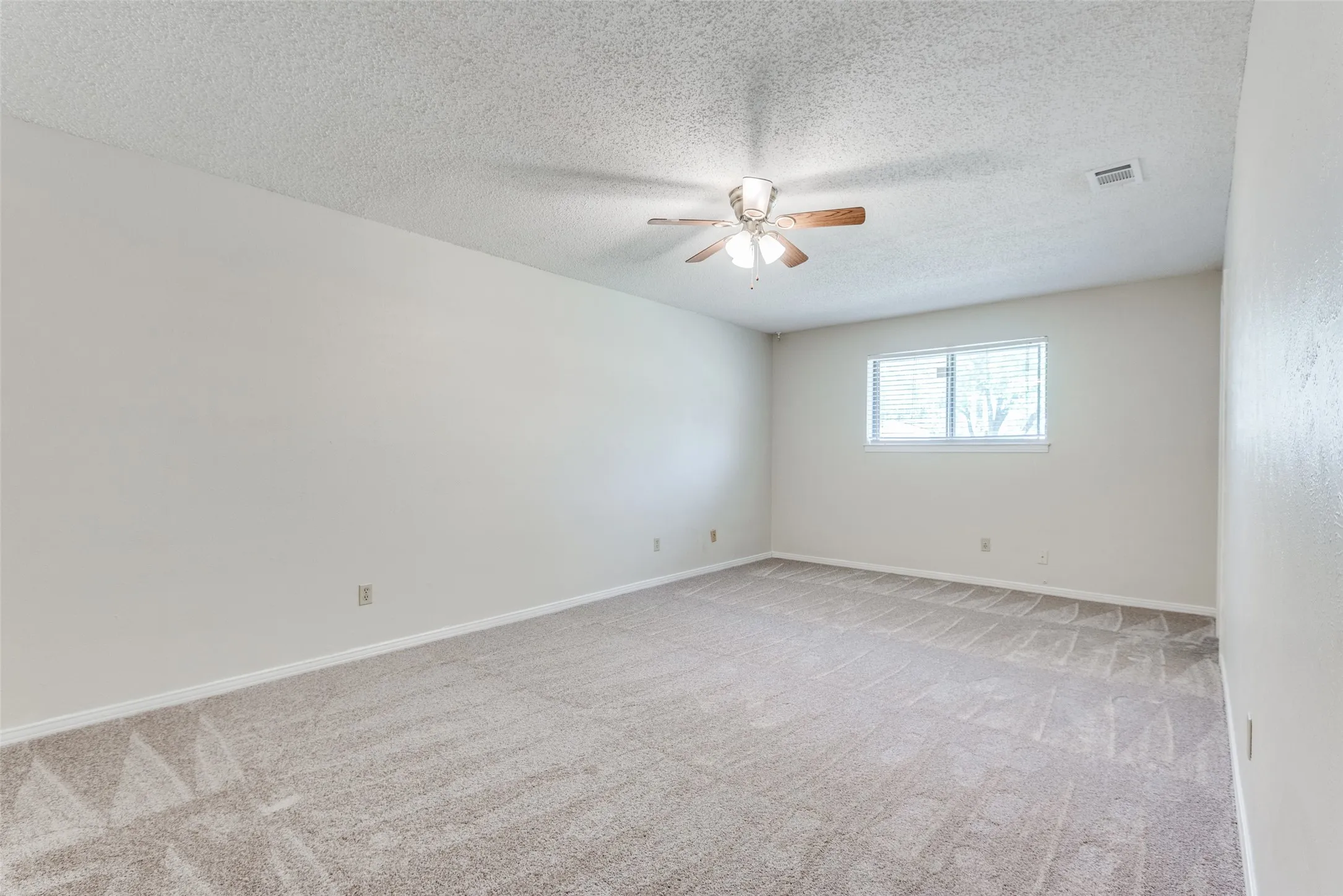 Single Family Residence For Rent in Dallas County , 435 Cambridge Drive, De Soto, Texas 75115, 3 Bedroom, 2 Bathroom, 2 Garage spaces, 1,653 Sqft, built in 1977, mls#21374565, Real Estate Agent in De Soto, Homes For Rent in Dallas county, Homes For Rent in De Soto, Realtor in De Soto Texas, Real Estate Brokerage Independent Realty Texas, Luminita Cordes Realtor