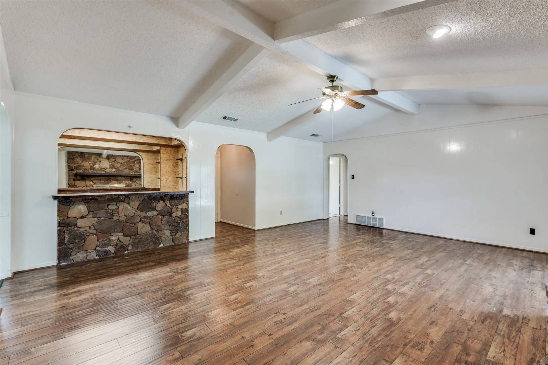 Single Family Residence For Rent in Dallas County , 435 Cambridge Drive, De Soto, Texas 75115, 3 Bedroom, 2 Bathroom, 2 Garage spaces, 1,653 Sqft, built in 1977, mls#21374565, Real Estate Agent in De Soto, Homes For Rent in Dallas county, Homes For Rent in De Soto, Realtor in De Soto Texas, Real Estate Brokerage Independent Realty Texas, Luminita Cordes Realtor