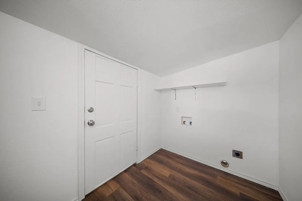 Single Family Residence For Rent in Ellis County , 132 Stacks Road, Ennis, Texas 75119, 2 Bedroom, 2 Bathroom, Garage spaces, 1,137 Sqft, built in 1940, mls#21379565, Real Estate Agent in Ennis, Homes For Rent in Ellis county, Homes For Rent in Ennis, Realtor in Ennis Texas, Real Estate Brokerage Independent Realty Texas, Luminita Cordes Realtor