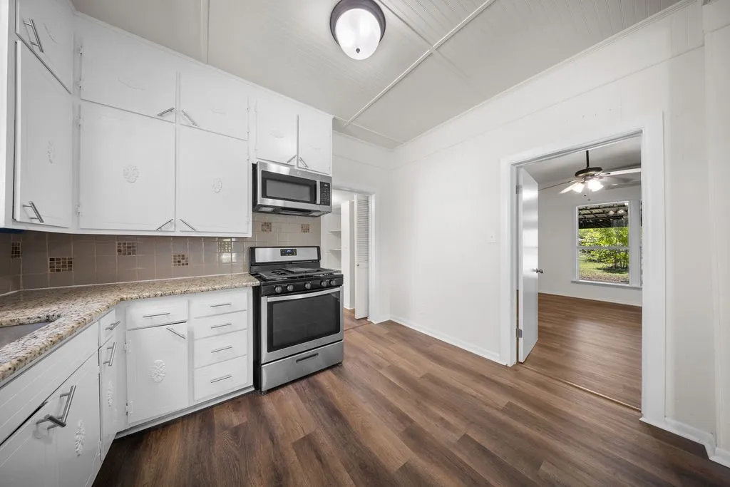 Single Family Residence For Rent in Ellis County , 132 Stacks Road, Ennis, Texas 75119, 2 Bedroom, 2 Bathroom, Garage spaces, 1,137 Sqft, built in 1940, mls#21379565, Real Estate Agent in Ennis, Homes For Rent in Ellis county, Homes For Rent in Ennis, Realtor in Ennis Texas, Real Estate Brokerage Independent Realty Texas, Luminita Cordes Realtor