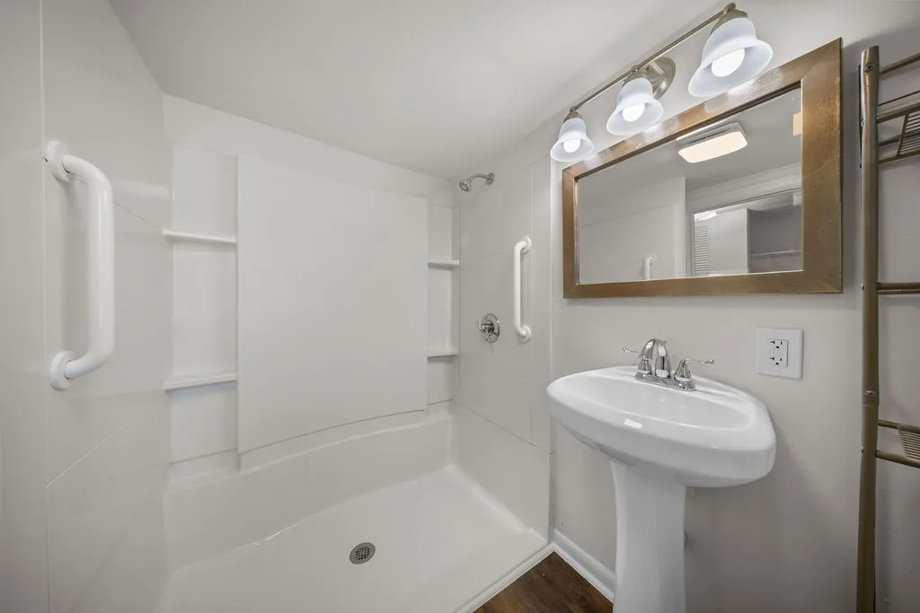 Single Family Residence For Rent in Ellis County , 132 Stacks Road, Ennis, Texas 75119, 2 Bedroom, 2 Bathroom, Garage spaces, 1,137 Sqft, built in 1940, mls#21379565, Real Estate Agent in Ennis, Homes For Rent in Ellis county, Homes For Rent in Ennis, Realtor in Ennis Texas, Real Estate Brokerage Independent Realty Texas, Luminita Cordes Realtor
