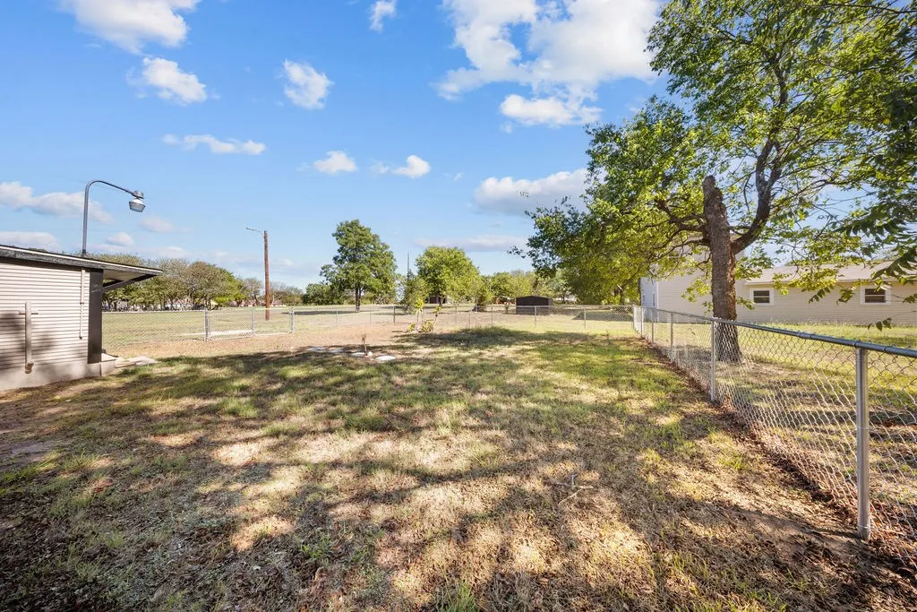 Single Family Residence For Rent in Ellis County , 132 Stacks Road, Ennis, Texas 75119, 2 Bedroom, 2 Bathroom, Garage spaces, 1,137 Sqft, built in 1940, mls#21379565, Real Estate Agent in Ennis, Homes For Rent in Ellis county, Homes For Rent in Ennis, Realtor in Ennis Texas, Real Estate Brokerage Independent Realty Texas, Luminita Cordes Realtor