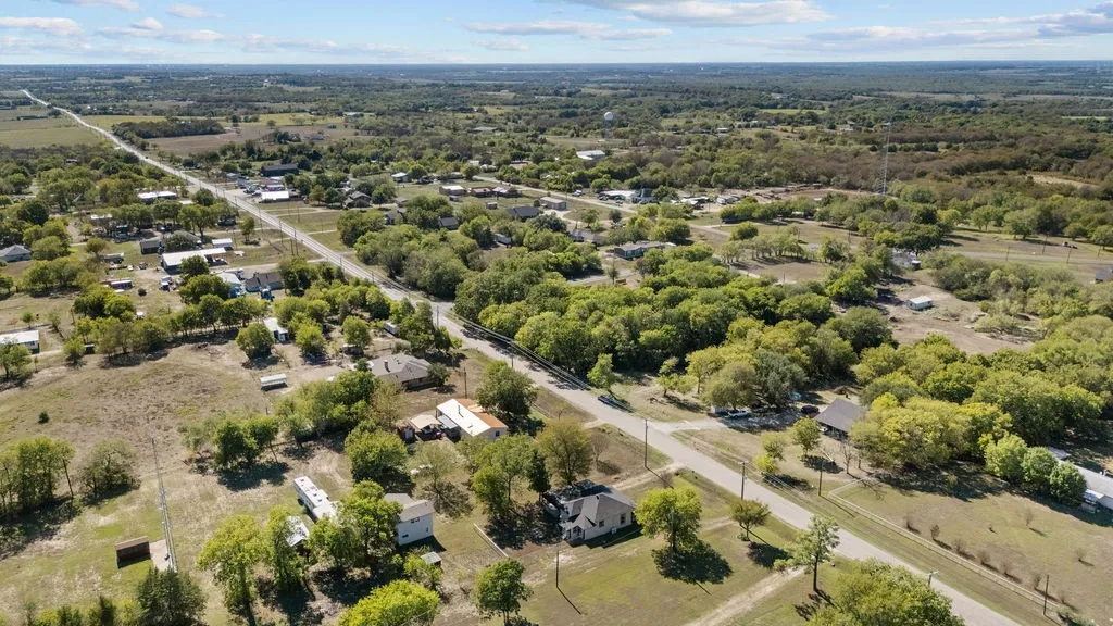 Single Family Residence For Rent in Ellis County , 132 Stacks Road, Ennis, Texas 75119, 2 Bedroom, 2 Bathroom, Garage spaces, 1,137 Sqft, built in 1940, mls#21379565, Real Estate Agent in Ennis, Homes For Rent in Ellis county, Homes For Rent in Ennis, Realtor in Ennis Texas, Real Estate Brokerage Independent Realty Texas, Luminita Cordes Realtor