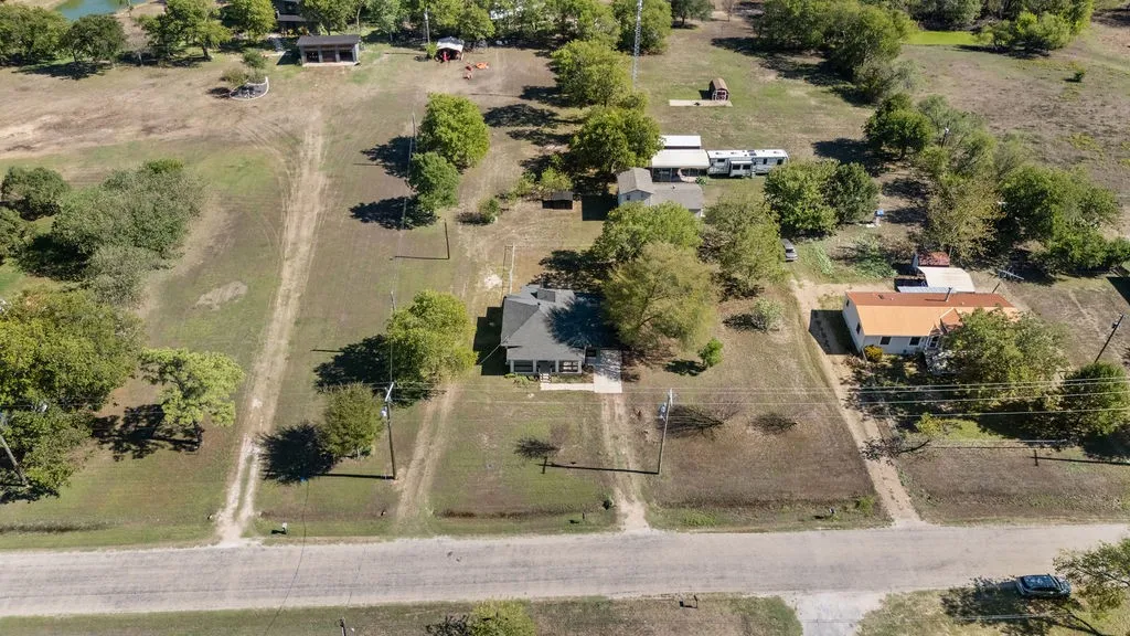 Single Family Residence For Rent in Ellis County , 132 Stacks Road, Ennis, Texas 75119, 2 Bedroom, 2 Bathroom, Garage spaces, 1,137 Sqft, built in 1940, mls#21379565, Real Estate Agent in Ennis, Homes For Rent in Ellis county, Homes For Rent in Ennis, Realtor in Ennis Texas, Real Estate Brokerage Independent Realty Texas, Luminita Cordes Realtor