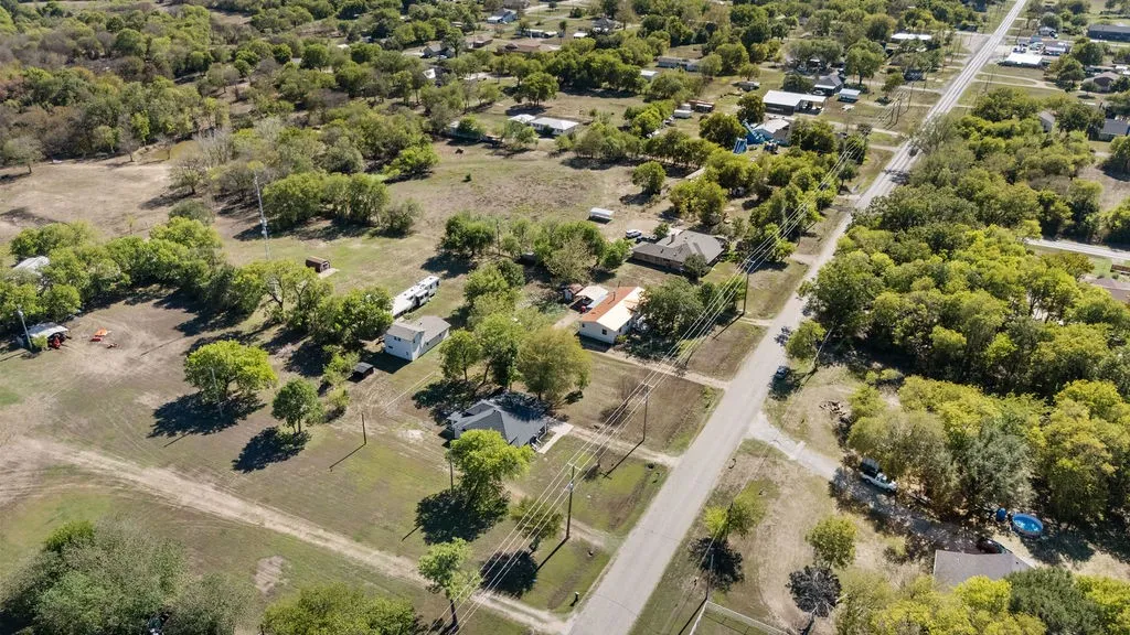 Single Family Residence For Rent in Ellis County , 132 Stacks Road, Ennis, Texas 75119, 2 Bedroom, 2 Bathroom, Garage spaces, 1,137 Sqft, built in 1940, mls#21379565, Real Estate Agent in Ennis, Homes For Rent in Ellis county, Homes For Rent in Ennis, Realtor in Ennis Texas, Real Estate Brokerage Independent Realty Texas, Luminita Cordes Realtor