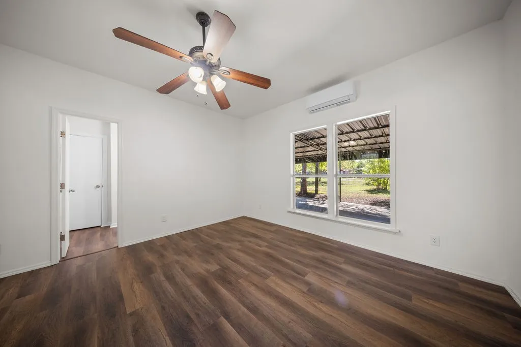 Single Family Residence For Rent in Ellis County , 132 Stacks Road, Ennis, Texas 75119, 2 Bedroom, 2 Bathroom, Garage spaces, 1,137 Sqft, built in 1940, mls#21379565, Real Estate Agent in Ennis, Homes For Rent in Ellis county, Homes For Rent in Ennis, Realtor in Ennis Texas, Real Estate Brokerage Independent Realty Texas, Luminita Cordes Realtor