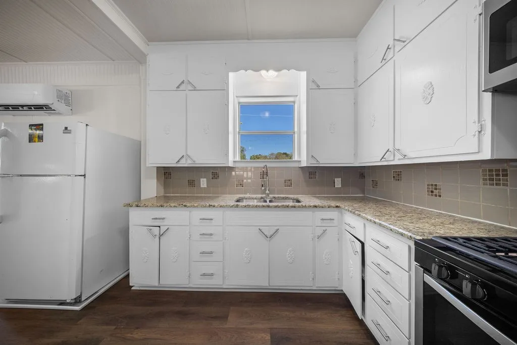 Single Family Residence For Rent in Ellis County , 132 Stacks Road, Ennis, Texas 75119, 2 Bedroom, 2 Bathroom, Garage spaces, 1,137 Sqft, built in 1940, mls#21379565, Real Estate Agent in Ennis, Homes For Rent in Ellis county, Homes For Rent in Ennis, Realtor in Ennis Texas, Real Estate Brokerage Independent Realty Texas, Luminita Cordes Realtor