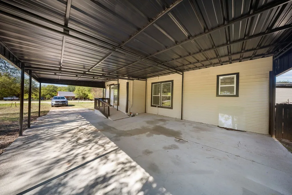 Single Family Residence For Rent in Ellis County , 132 Stacks Road, Ennis, Texas 75119, 2 Bedroom, 2 Bathroom, Garage spaces, 1,137 Sqft, built in 1940, mls#21379565, Real Estate Agent in Ennis, Homes For Rent in Ellis county, Homes For Rent in Ennis, Realtor in Ennis Texas, Real Estate Brokerage Independent Realty Texas, Luminita Cordes Realtor
