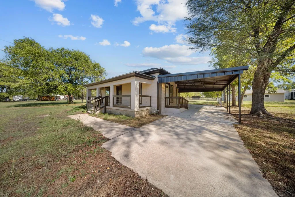 Single Family Residence For Rent in Ellis County , 132 Stacks Road, Ennis, Texas 75119, 2 Bedroom, 2 Bathroom, Garage spaces, 1,137 Sqft, built in 1940, mls#21379565, Real Estate Agent in Ennis, Homes For Rent in Ellis county, Homes For Rent in Ennis, Realtor in Ennis Texas, Real Estate Brokerage Independent Realty Texas, Luminita Cordes Realtor