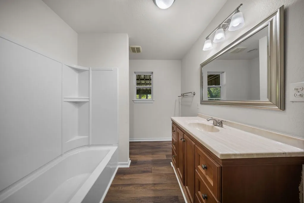 Single Family Residence For Rent in Ellis County , 132 Stacks Road, Ennis, Texas 75119, 2 Bedroom, 2 Bathroom, Garage spaces, 1,137 Sqft, built in 1940, mls#21379565, Real Estate Agent in Ennis, Homes For Rent in Ellis county, Homes For Rent in Ennis, Realtor in Ennis Texas, Real Estate Brokerage Independent Realty Texas, Luminita Cordes Realtor