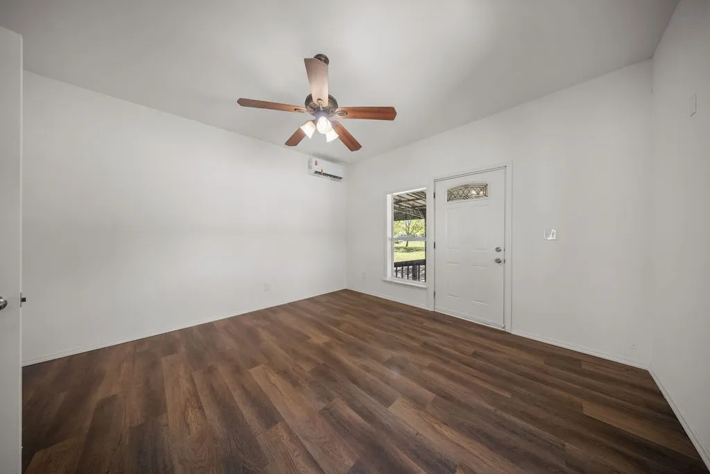 Single Family Residence For Rent in Ellis County , 132 Stacks Road, Ennis, Texas 75119, 2 Bedroom, 2 Bathroom, Garage spaces, 1,137 Sqft, built in 1940, mls#21379565, Real Estate Agent in Ennis, Homes For Rent in Ellis county, Homes For Rent in Ennis, Realtor in Ennis Texas, Real Estate Brokerage Independent Realty Texas, Luminita Cordes Realtor