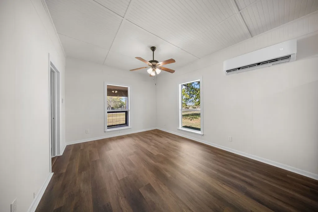Single Family Residence For Rent in Ellis County , 132 Stacks Road, Ennis, Texas 75119, 2 Bedroom, 2 Bathroom, Garage spaces, 1,137 Sqft, built in 1940, mls#21379565, Real Estate Agent in Ennis, Homes For Rent in Ellis county, Homes For Rent in Ennis, Realtor in Ennis Texas, Real Estate Brokerage Independent Realty Texas, Luminita Cordes Realtor