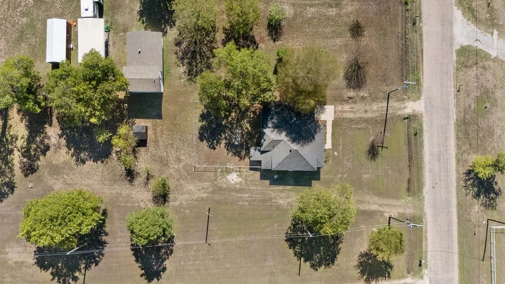 Single Family Residence For Rent in Ellis County , 132 Stacks Road, Ennis, Texas 75119, 2 Bedroom, 2 Bathroom, Garage spaces, 1,137 Sqft, built in 1940, mls#21379565, Real Estate Agent in Ennis, Homes For Rent in Ellis county, Homes For Rent in Ennis, Realtor in Ennis Texas, Real Estate Brokerage Independent Realty Texas, Luminita Cordes Realtor