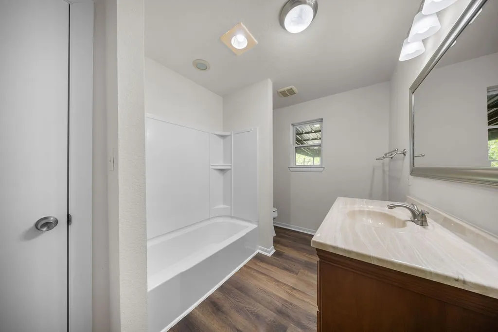 Single Family Residence For Rent in Ellis County , 132 Stacks Road, Ennis, Texas 75119, 2 Bedroom, 2 Bathroom, Garage spaces, 1,137 Sqft, built in 1940, mls#21379565, Real Estate Agent in Ennis, Homes For Rent in Ellis county, Homes For Rent in Ennis, Realtor in Ennis Texas, Real Estate Brokerage Independent Realty Texas, Luminita Cordes Realtor