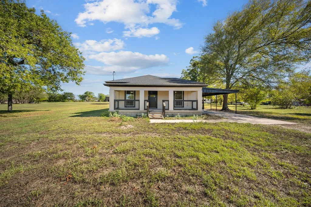 Single Family Residence For Rent in Ellis County , 132 Stacks Road, Ennis, Texas 75119, 2 Bedroom, 2 Bathroom, Garage spaces, 1,137 Sqft, built in 1940, mls#21379565, Real Estate Agent in Ennis, Homes For Rent in Ellis county, Homes For Rent in Ennis, Realtor in Ennis Texas, Real Estate Brokerage Independent Realty Texas, Luminita Cordes Realtor