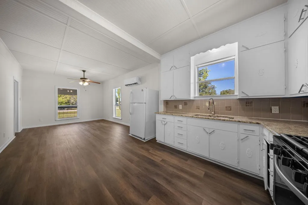 Single Family Residence For Rent in Ellis County , 132 Stacks Road, Ennis, Texas 75119, 2 Bedroom, 2 Bathroom, Garage spaces, 1,137 Sqft, built in 1940, mls#21379565, Real Estate Agent in Ennis, Homes For Rent in Ellis county, Homes For Rent in Ennis, Realtor in Ennis Texas, Real Estate Brokerage Independent Realty Texas, Luminita Cordes Realtor