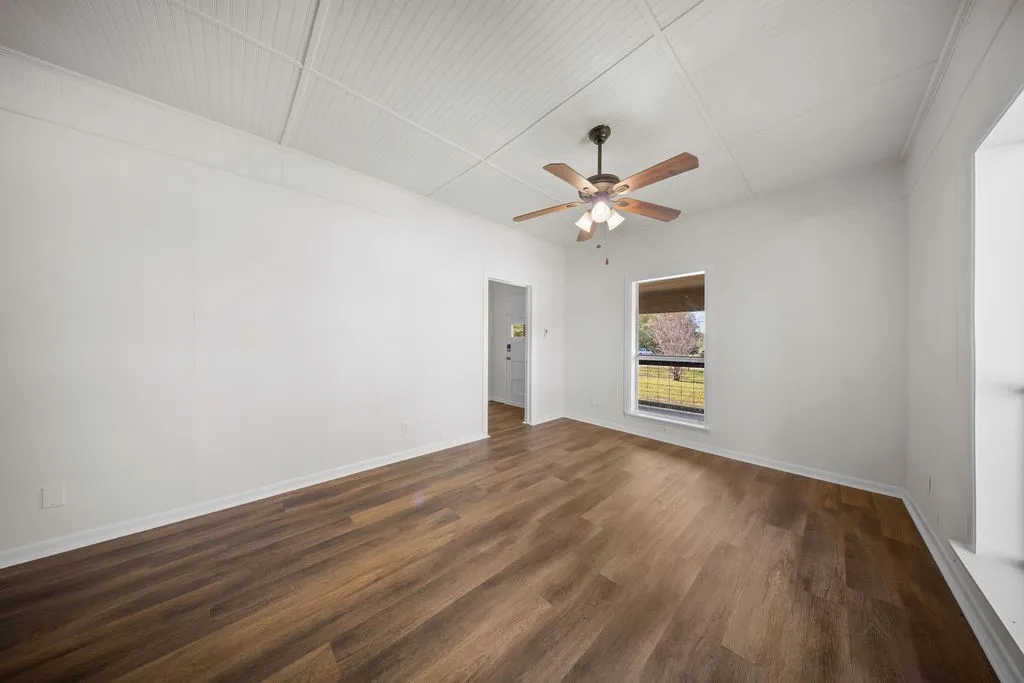 Single Family Residence For Rent in Ellis County , 132 Stacks Road, Ennis, Texas 75119, 2 Bedroom, 2 Bathroom, Garage spaces, 1,137 Sqft, built in 1940, mls#21379565, Real Estate Agent in Ennis, Homes For Rent in Ellis county, Homes For Rent in Ennis, Realtor in Ennis Texas, Real Estate Brokerage Independent Realty Texas, Luminita Cordes Realtor