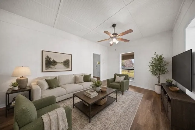 Single Family Residence For Rent in Ellis County , 132 Stacks Road, Ennis, Texas 75119, 2 Bedroom, 2 Bathroom, Garage spaces, 1,137 Sqft, built in 1940, mls#21379565, Real Estate Agent in Ennis, Homes For Rent in Ellis county, Homes For Rent in Ennis, Realtor in Ennis Texas, Real Estate Brokerage Independent Realty Texas, Luminita Cordes Realtor