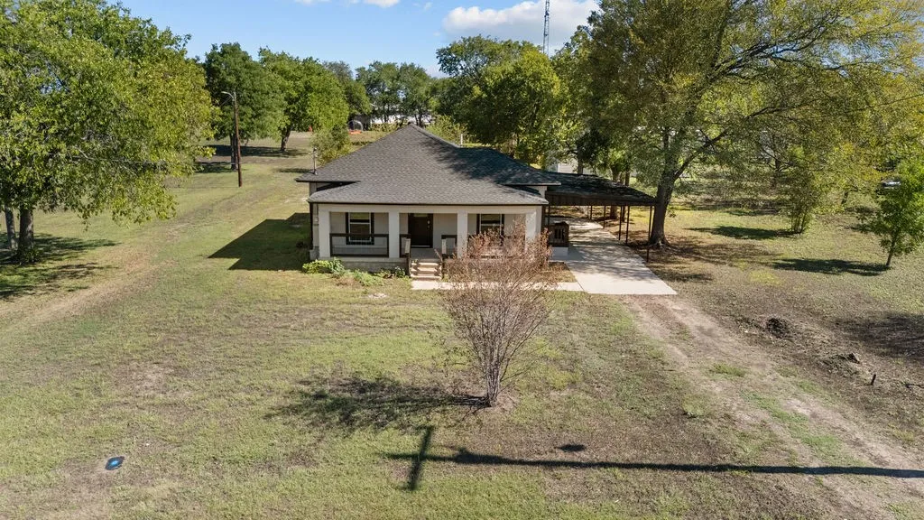 Single Family Residence For Rent in Ellis County , 132 Stacks Road, Ennis, Texas 75119, 2 Bedroom, 2 Bathroom, Garage spaces, 1,137 Sqft, built in 1940, mls#21379565, Real Estate Agent in Ennis, Homes For Rent in Ellis county, Homes For Rent in Ennis, Realtor in Ennis Texas, Real Estate Brokerage Independent Realty Texas, Luminita Cordes Realtor