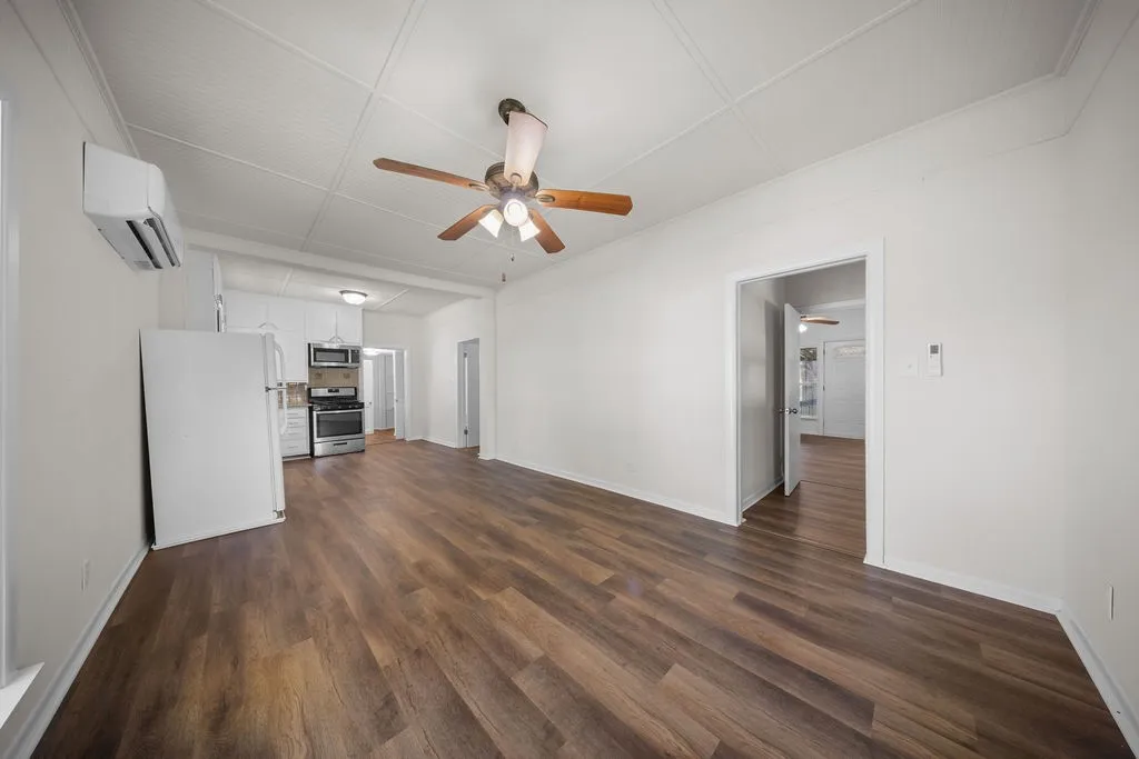 Single Family Residence For Rent in Ellis County , 132 Stacks Road, Ennis, Texas 75119, 2 Bedroom, 2 Bathroom, Garage spaces, 1,137 Sqft, built in 1940, mls#21379565, Real Estate Agent in Ennis, Homes For Rent in Ellis county, Homes For Rent in Ennis, Realtor in Ennis Texas, Real Estate Brokerage Independent Realty Texas, Luminita Cordes Realtor