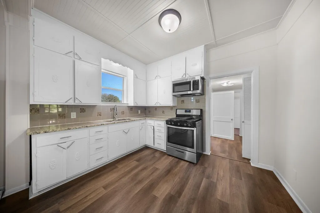 Single Family Residence For Rent in Ellis County , 132 Stacks Road, Ennis, Texas 75119, 2 Bedroom, 2 Bathroom, Garage spaces, 1,137 Sqft, built in 1940, mls#21379565, Real Estate Agent in Ennis, Homes For Rent in Ellis county, Homes For Rent in Ennis, Realtor in Ennis Texas, Real Estate Brokerage Independent Realty Texas, Luminita Cordes Realtor