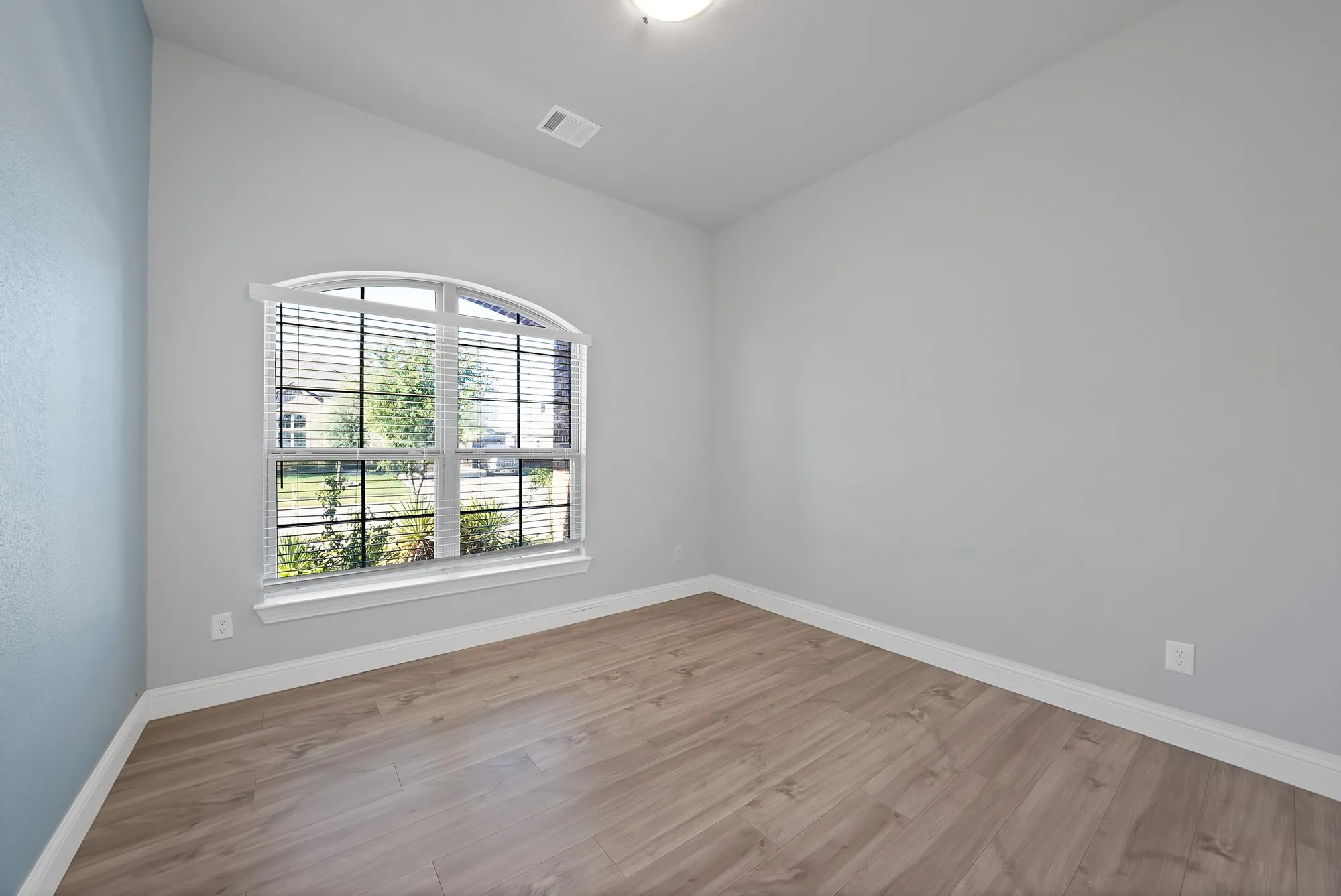 Single Family Residence For Sale in Johnson County , 2611 Ashmont Way, Mansfield, Texas 76084, 4 Bedroom, 3 Bathroom, 2 Garage spaces, 2,500 Sqft, built in 2020, mls#21370227, Real Estate Agent in Mansfield, Homes For Sale in Johnson county, Homes For Sale in Mansfield, Realtor in Mansfield Texas, Real Estate Brokerage Independent Realty Texas, Luminita Cordes Realtor