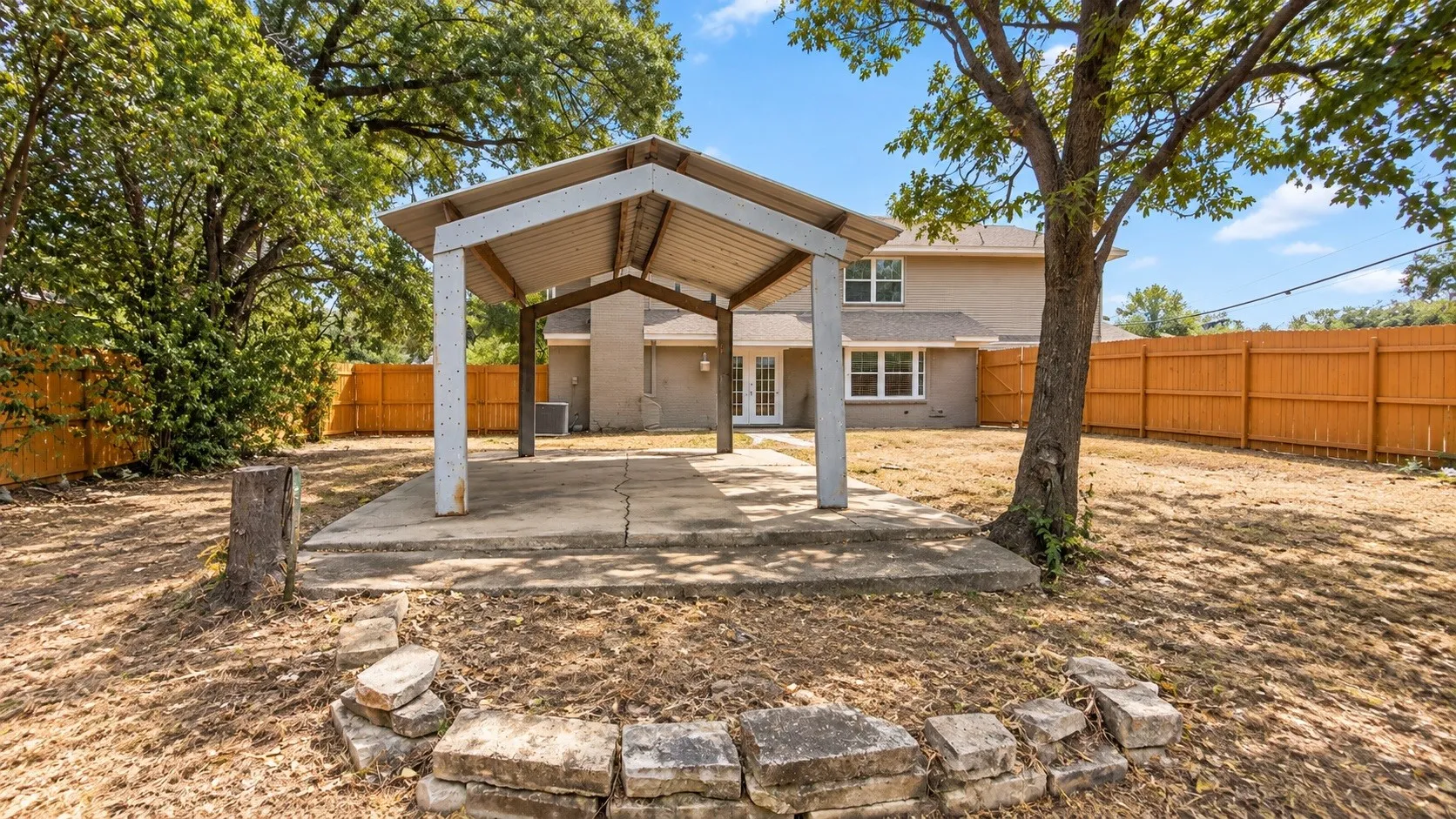 Single Family Residence For Sale in Dallas County , 3105 Brincrest Drive, Farmers Branch, Texas 75234, 3 Bedroom, 4 Bathroom, 2 Garage spaces, 2,074 Sqft, built in 1964, mls#21378210, Real Estate Agent in Farmers Branch, Homes For Sale in Dallas county, Homes For Sale in Farmers Branch, Realtor in Farmers Branch Texas, Real Estate Brokerage Independent Realty Texas, Luminita Cordes Realtor