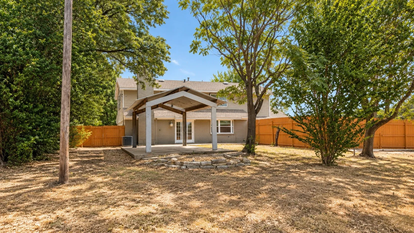 Single Family Residence For Sale in Dallas County , 3105 Brincrest Drive, Farmers Branch, Texas 75234, 3 Bedroom, 4 Bathroom, 2 Garage spaces, 2,074 Sqft, built in 1964, mls#21378210, Real Estate Agent in Farmers Branch, Homes For Sale in Dallas county, Homes For Sale in Farmers Branch, Realtor in Farmers Branch Texas, Real Estate Brokerage Independent Realty Texas, Luminita Cordes Realtor