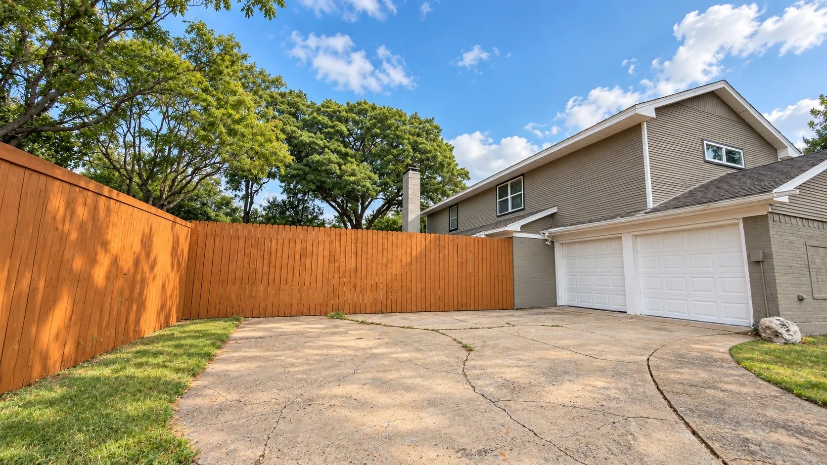 Single Family Residence For Sale in Dallas County , 3105 Brincrest Drive, Farmers Branch, Texas 75234, 3 Bedroom, 4 Bathroom, 2 Garage spaces, 2,074 Sqft, built in 1964, mls#21378210, Real Estate Agent in Farmers Branch, Homes For Sale in Dallas county, Homes For Sale in Farmers Branch, Realtor in Farmers Branch Texas, Real Estate Brokerage Independent Realty Texas, Luminita Cordes Realtor