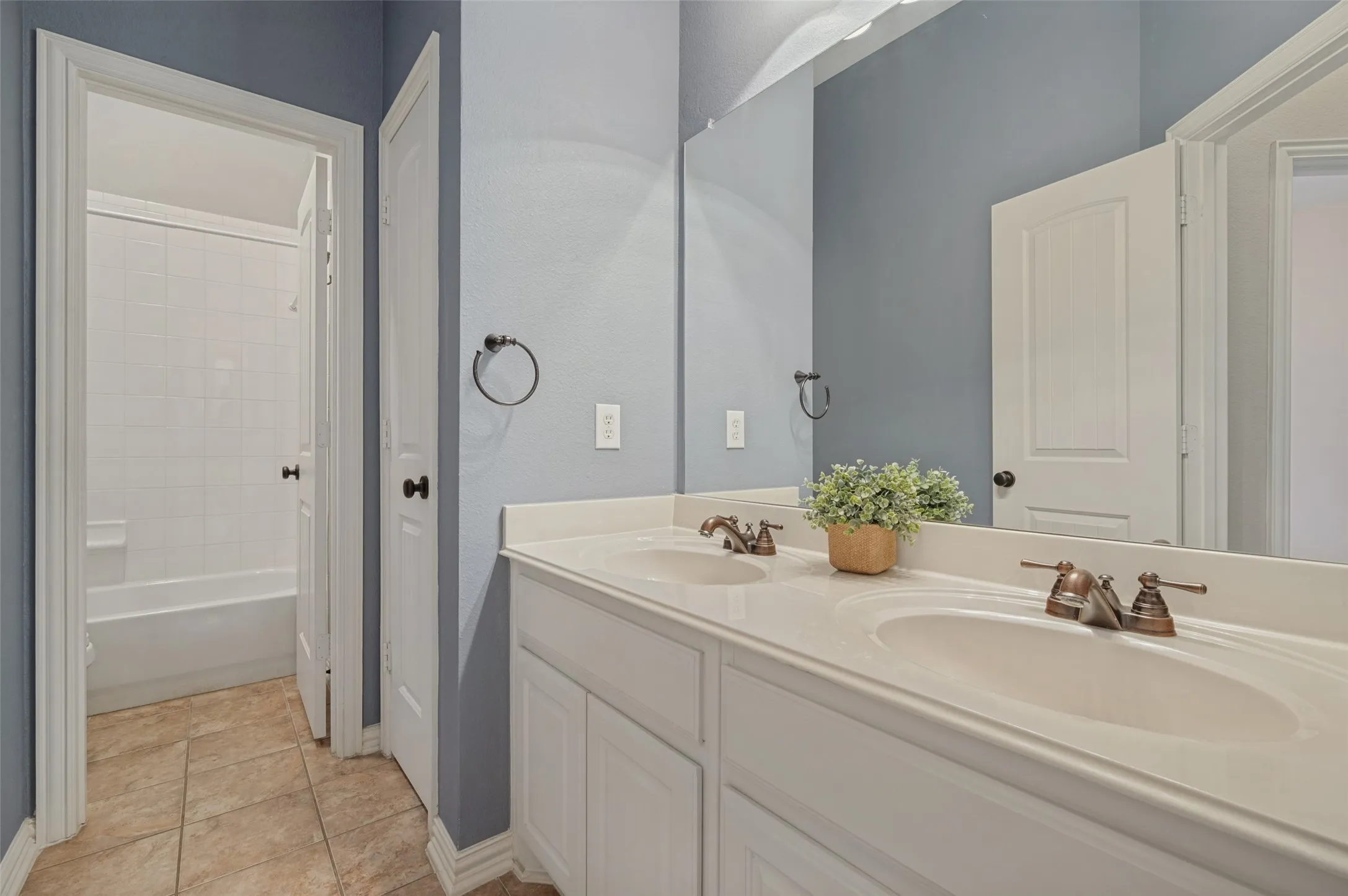 Single Family Residence For Sale in Collin County , 850 KINGS VIEW Drive, Prosper, Texas 75078, 3 Bedroom, 3 Bathroom, 3 Garage spaces, 2,483 Sqft, built in 2007, mls#21360836, Real Estate Agent in Prosper, Homes For Sale in Collin county, Homes For Sale in Prosper, Realtor in Prosper Texas, Real Estate Brokerage Independent Realty Texas, Luminita Cordes Realtor