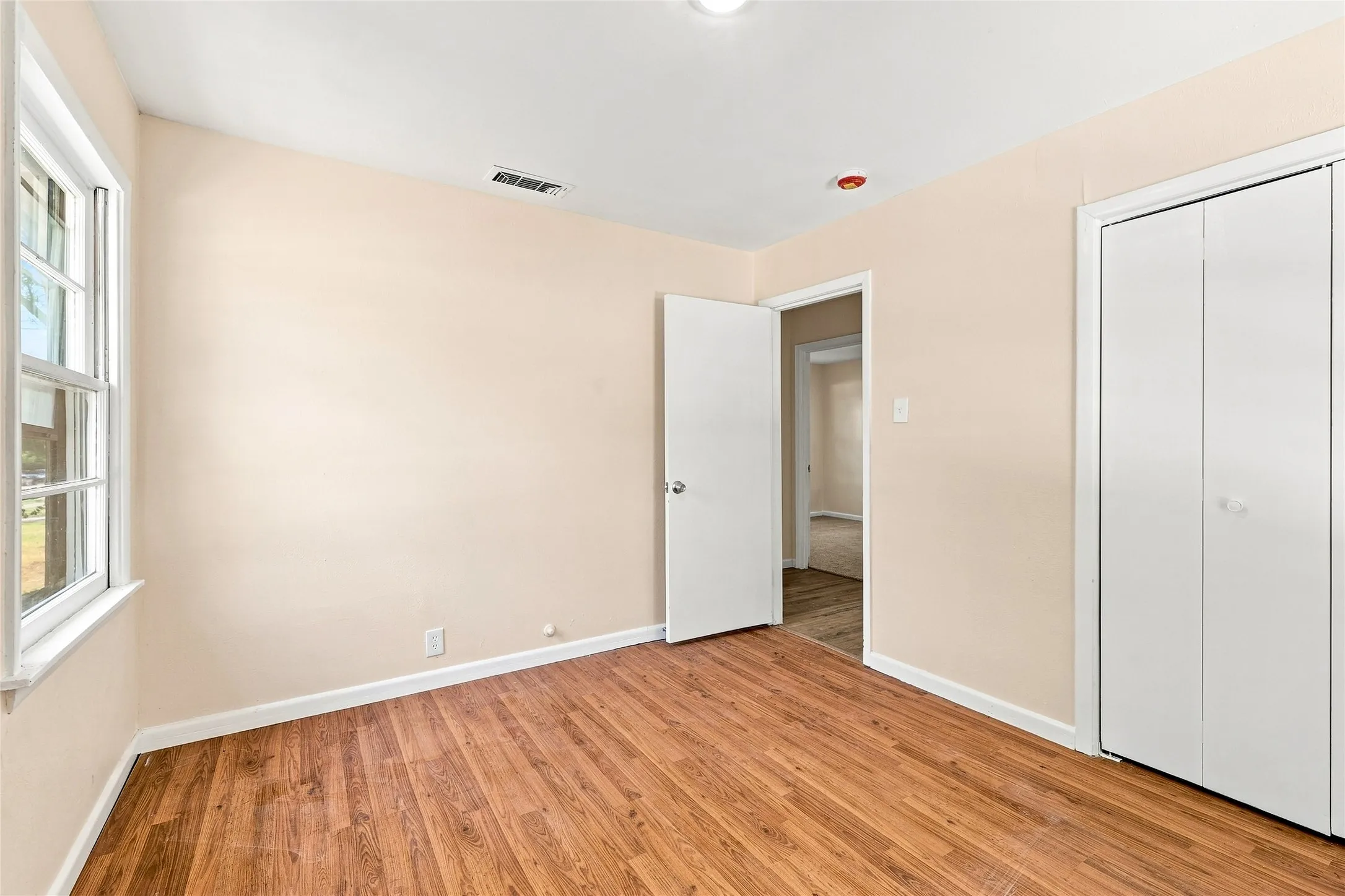Single Family Residence For Sale in Tarrant County , 702 Jonathan Lane, Arlington, Texas 76010, 4 Bedroom, 2 Bathroom, Garage spaces, 1,365 Sqft, built in 1955, mls#21379382, Real Estate Agent in Arlington, Homes For Sale in Tarrant county, Homes For Sale in Arlington, Realtor in Arlington Texas, Real Estate Brokerage Independent Realty Texas, Luminita Cordes Realtor