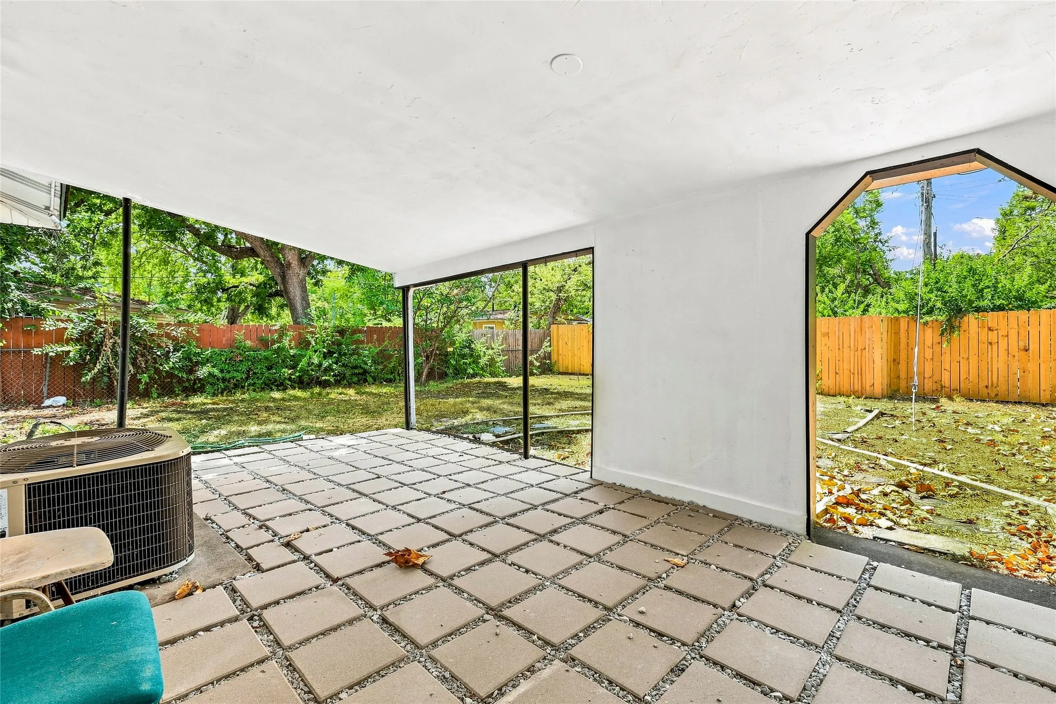 Single Family Residence For Sale in Tarrant County , 702 Jonathan Lane, Arlington, Texas 76010, 4 Bedroom, 2 Bathroom, Garage spaces, 1,365 Sqft, built in 1955, mls#21379382, Real Estate Agent in Arlington, Homes For Sale in Tarrant county, Homes For Sale in Arlington, Realtor in Arlington Texas, Real Estate Brokerage Independent Realty Texas, Luminita Cordes Realtor