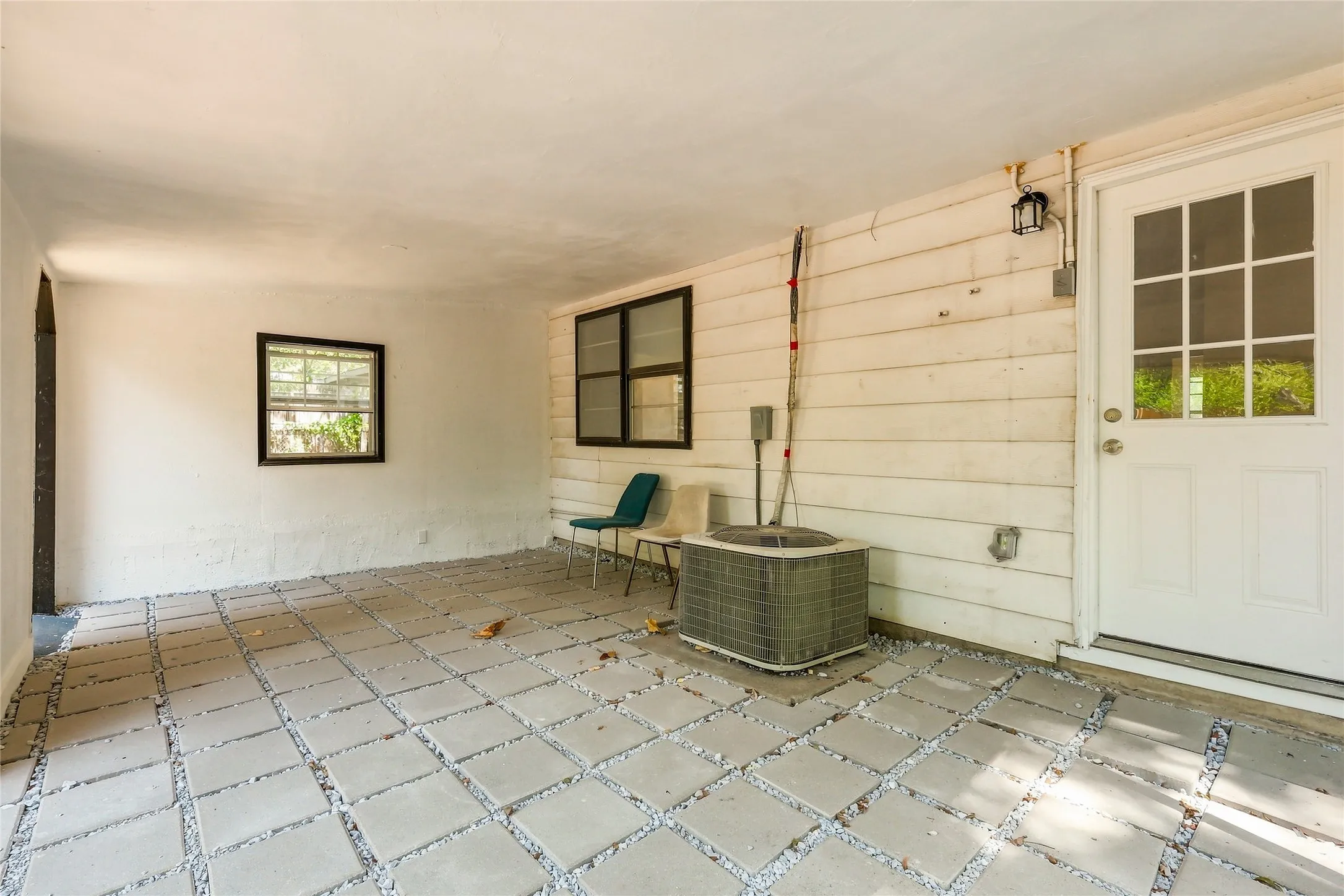 Single Family Residence For Sale in Tarrant County , 702 Jonathan Lane, Arlington, Texas 76010, 4 Bedroom, 2 Bathroom, Garage spaces, 1,365 Sqft, built in 1955, mls#21379382, Real Estate Agent in Arlington, Homes For Sale in Tarrant county, Homes For Sale in Arlington, Realtor in Arlington Texas, Real Estate Brokerage Independent Realty Texas, Luminita Cordes Realtor