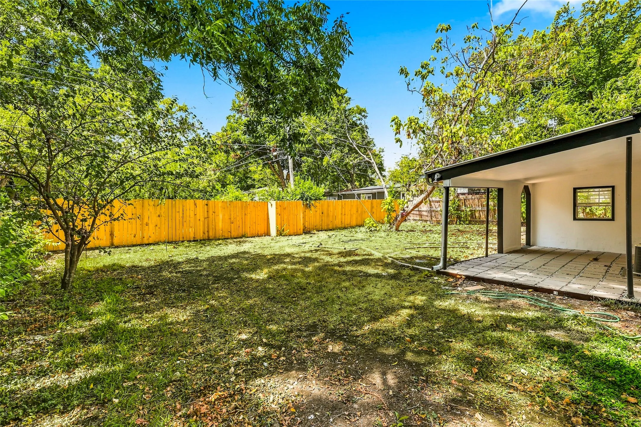 Single Family Residence For Sale in Tarrant County , 702 Jonathan Lane, Arlington, Texas 76010, 4 Bedroom, 2 Bathroom, Garage spaces, 1,365 Sqft, built in 1955, mls#21379382, Real Estate Agent in Arlington, Homes For Sale in Tarrant county, Homes For Sale in Arlington, Realtor in Arlington Texas, Real Estate Brokerage Independent Realty Texas, Luminita Cordes Realtor
