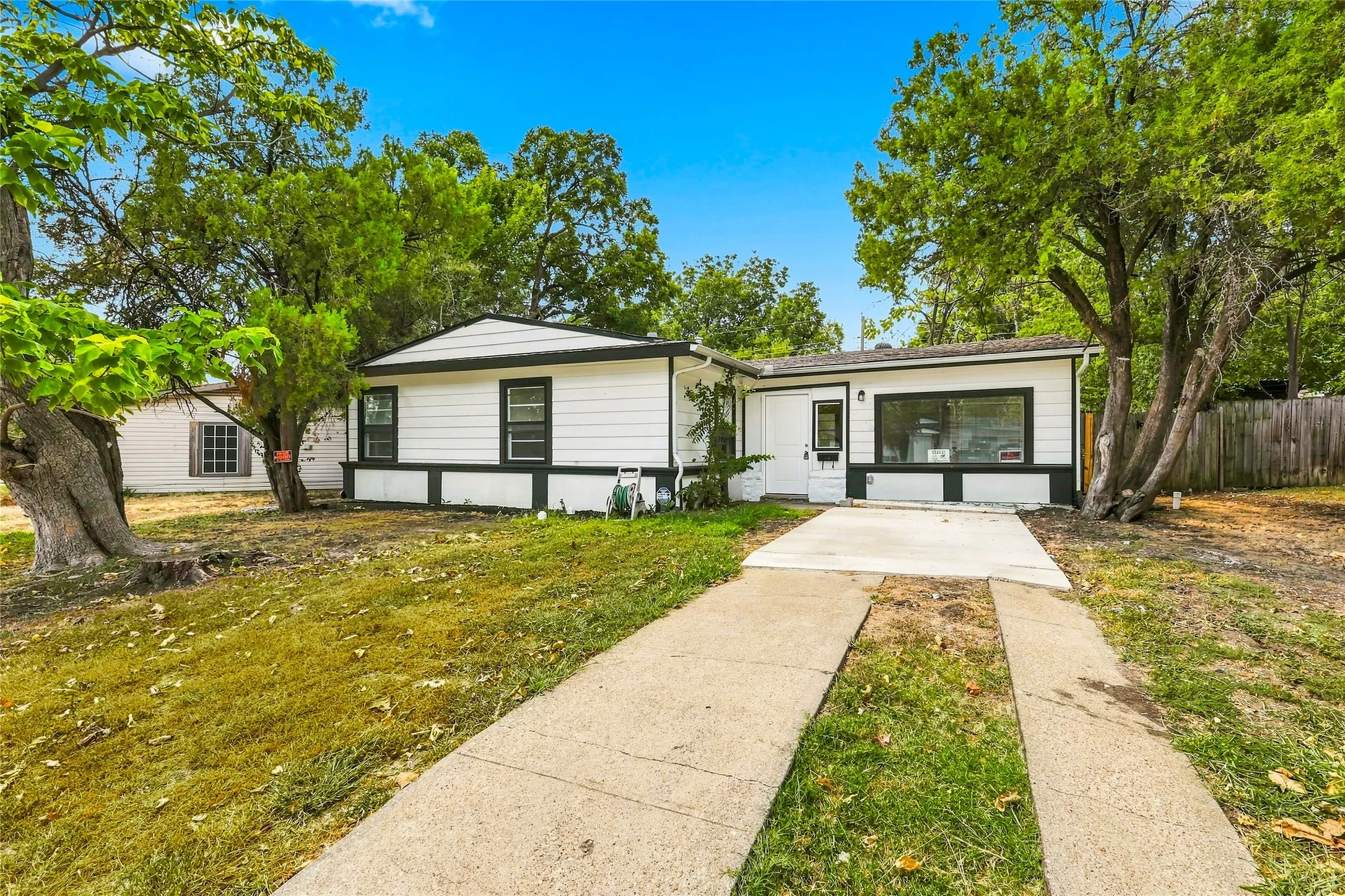 Single Family Residence For Sale in Tarrant County , 702 Jonathan Lane, Arlington, Texas 76010, 4 Bedroom, 2 Bathroom, Garage spaces, 1,365 Sqft, built in 1955, mls#21379382, Real Estate Agent in Arlington, Homes For Sale in Tarrant county, Homes For Sale in Arlington, Realtor in Arlington Texas, Real Estate Brokerage Independent Realty Texas, Luminita Cordes Realtor